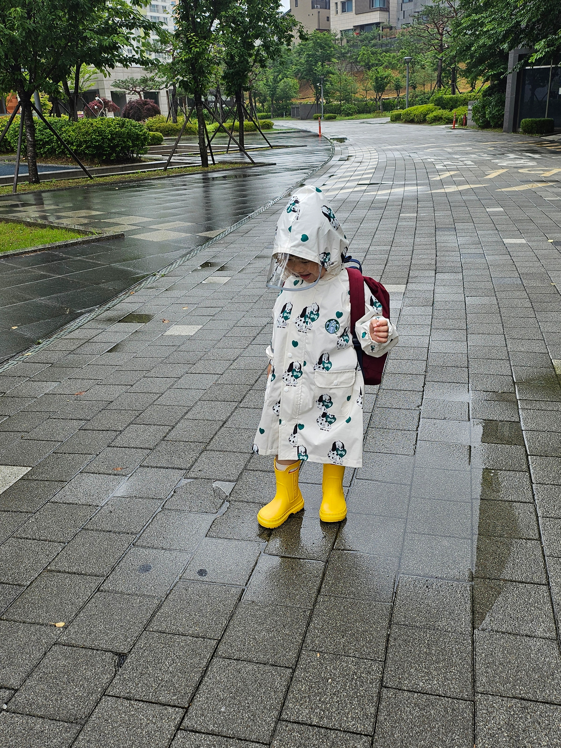 Starbucks x Bebe De Pino Raincoat M White 착용 스타일 - 1