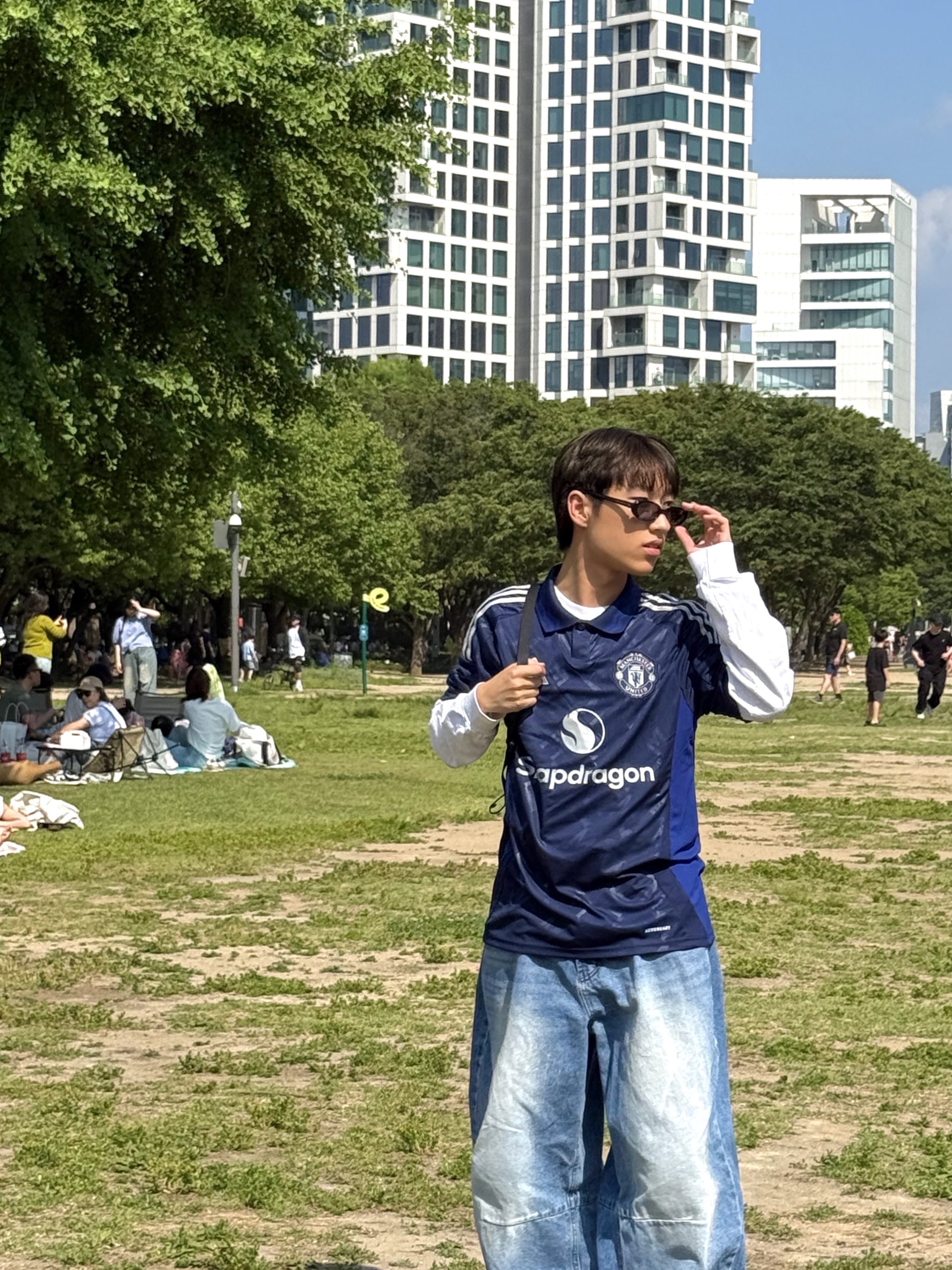 Gentle Monster Cocoa 01 Black Gray, Adidas Manchester United 2024/25 Away Jersey Night Indigo - KR Sizing (Non Marking Ver.) 착용 스타일