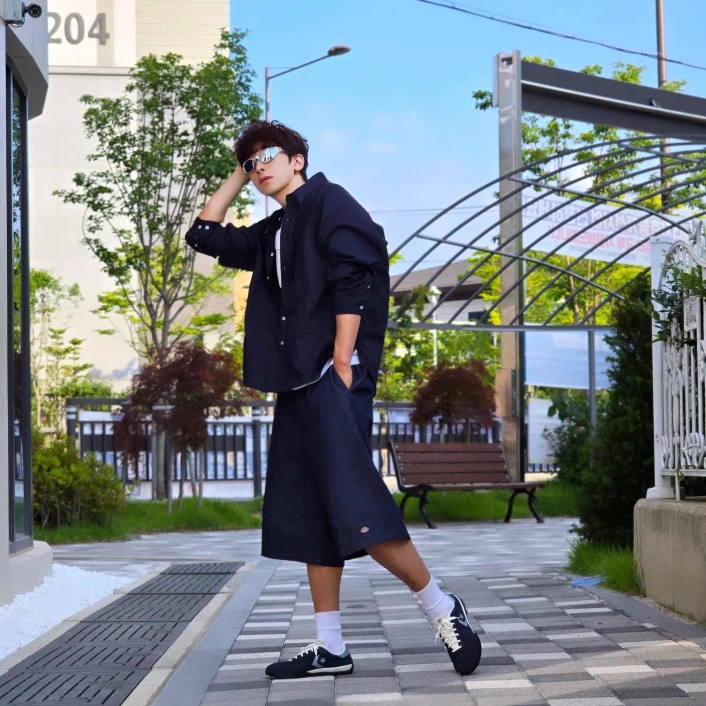 Dickies Loose Fit 13 Inch Flat Front Work Shorts Dark Navy, Converse Run Star Trainer Retro Sport Azul 착용 스타일 - 1
