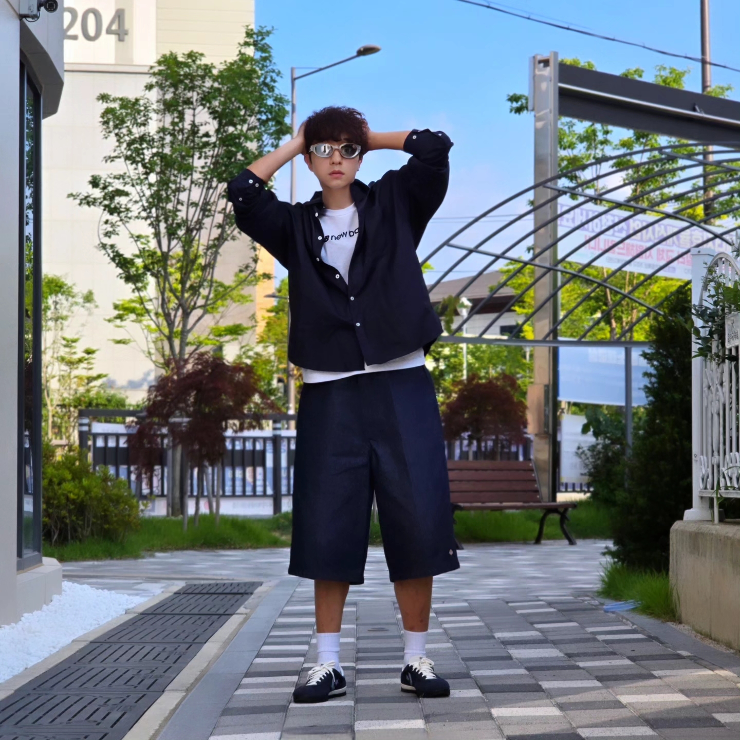 Dickies Loose Fit 13 Inch Flat Front Work Shorts Dark Navy, Converse Run Star Trainer Retro Sport Azul 착용 스타일 - 3