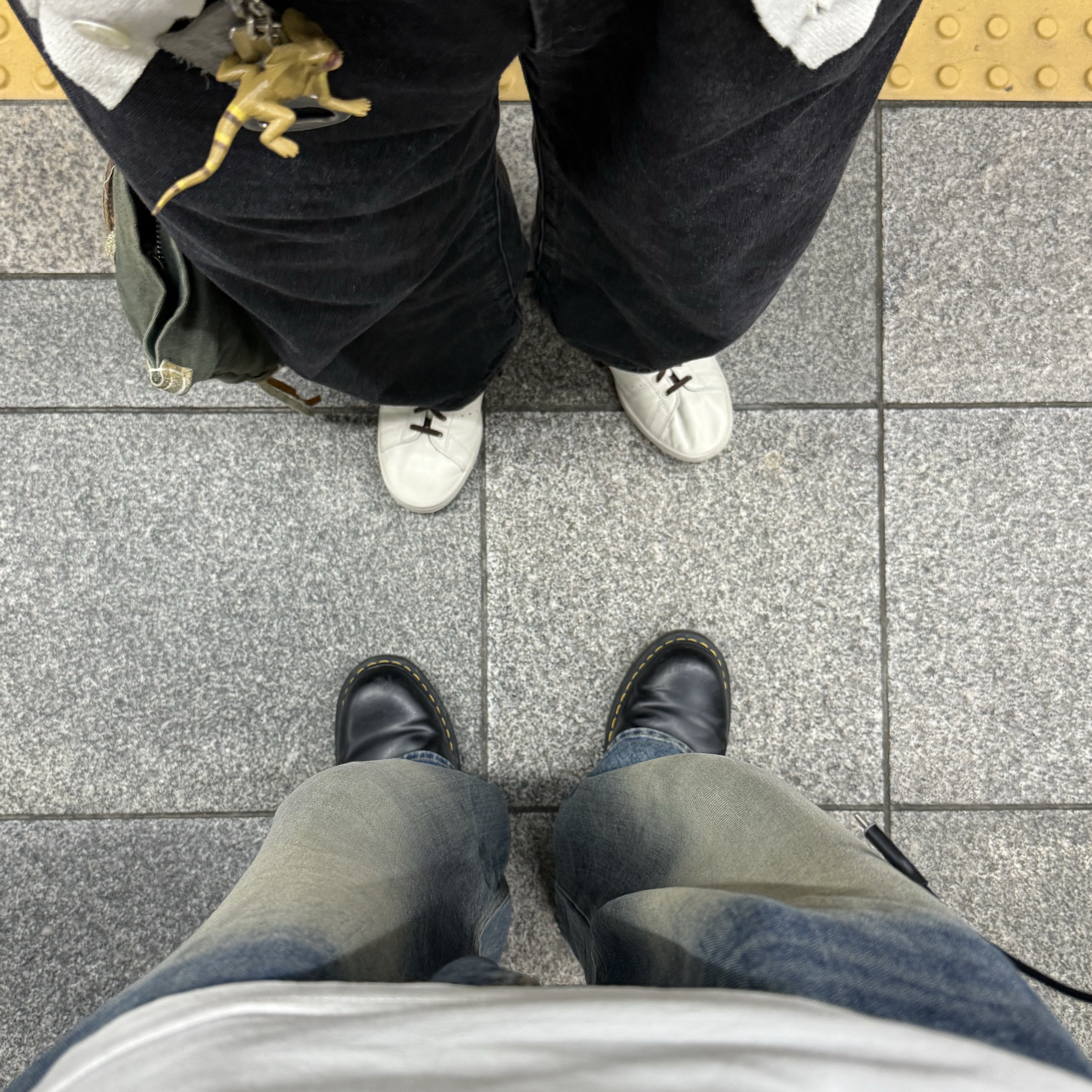 Adidas Stan Smith Decon Alumina Olive Strata, Supreme Bottle Opener Keychain Silver - 24FW 착용 스타일 - 3