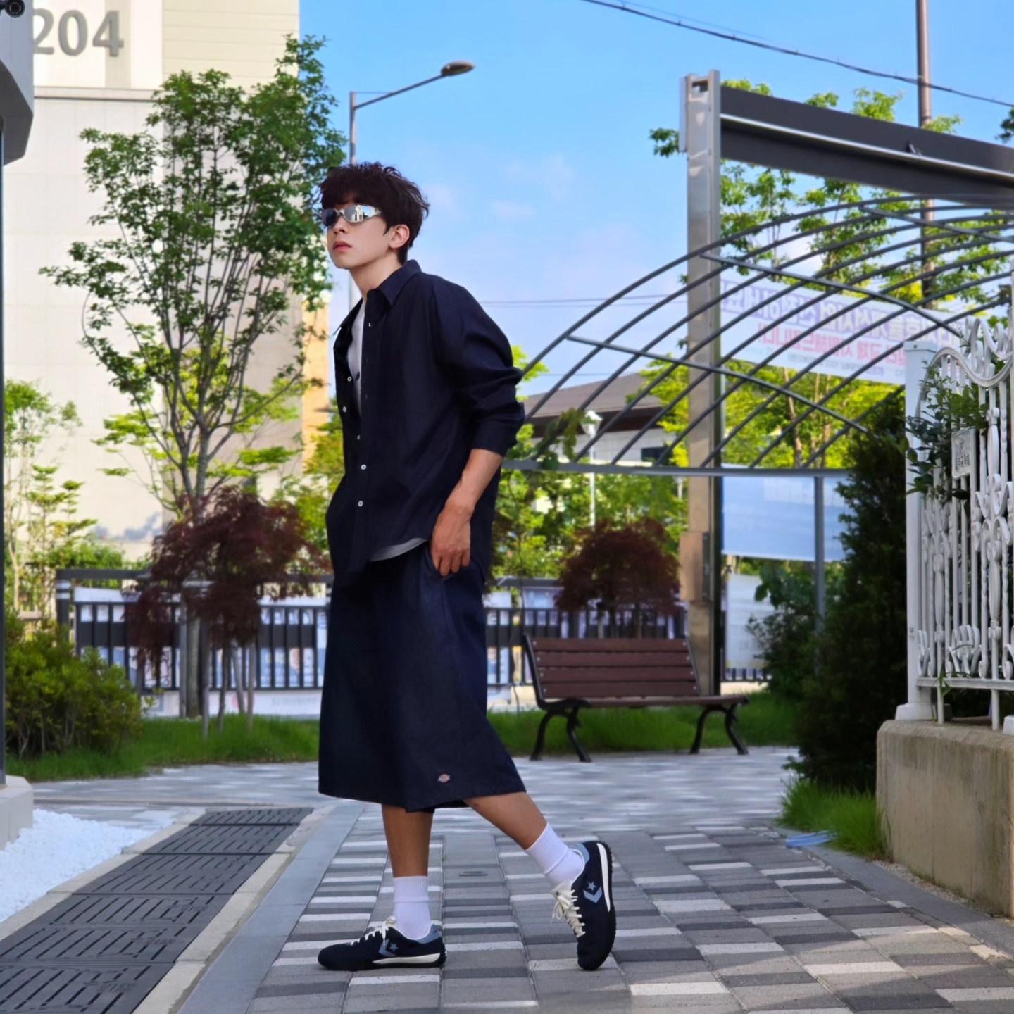 Dickies Loose Fit 13 Inch Flat Front Work Shorts Dark Navy, Converse Run Star Trainer Retro Sport Azul 착용 스타일 - 2