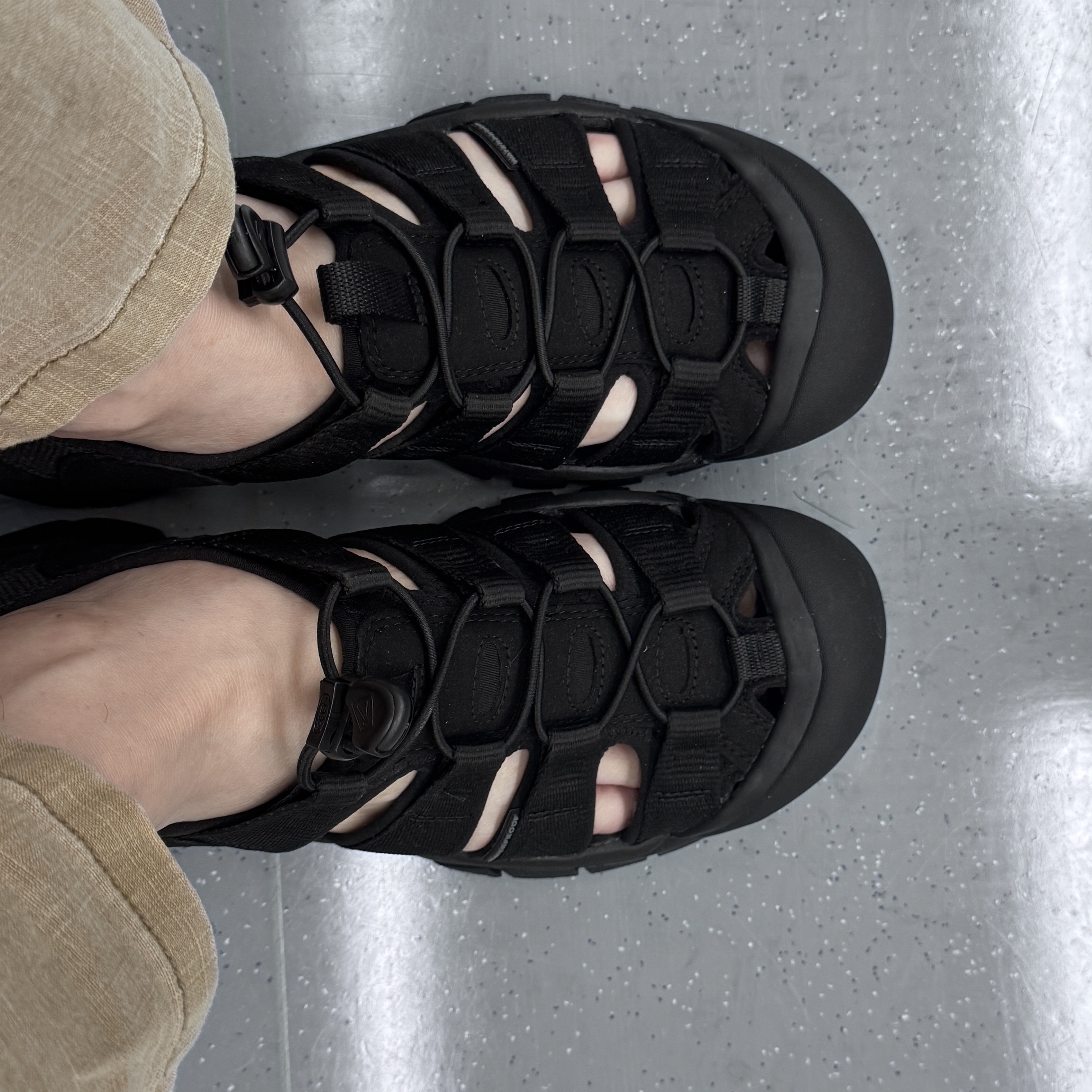 Keen Newport H2 Triple Black 착용 스타일