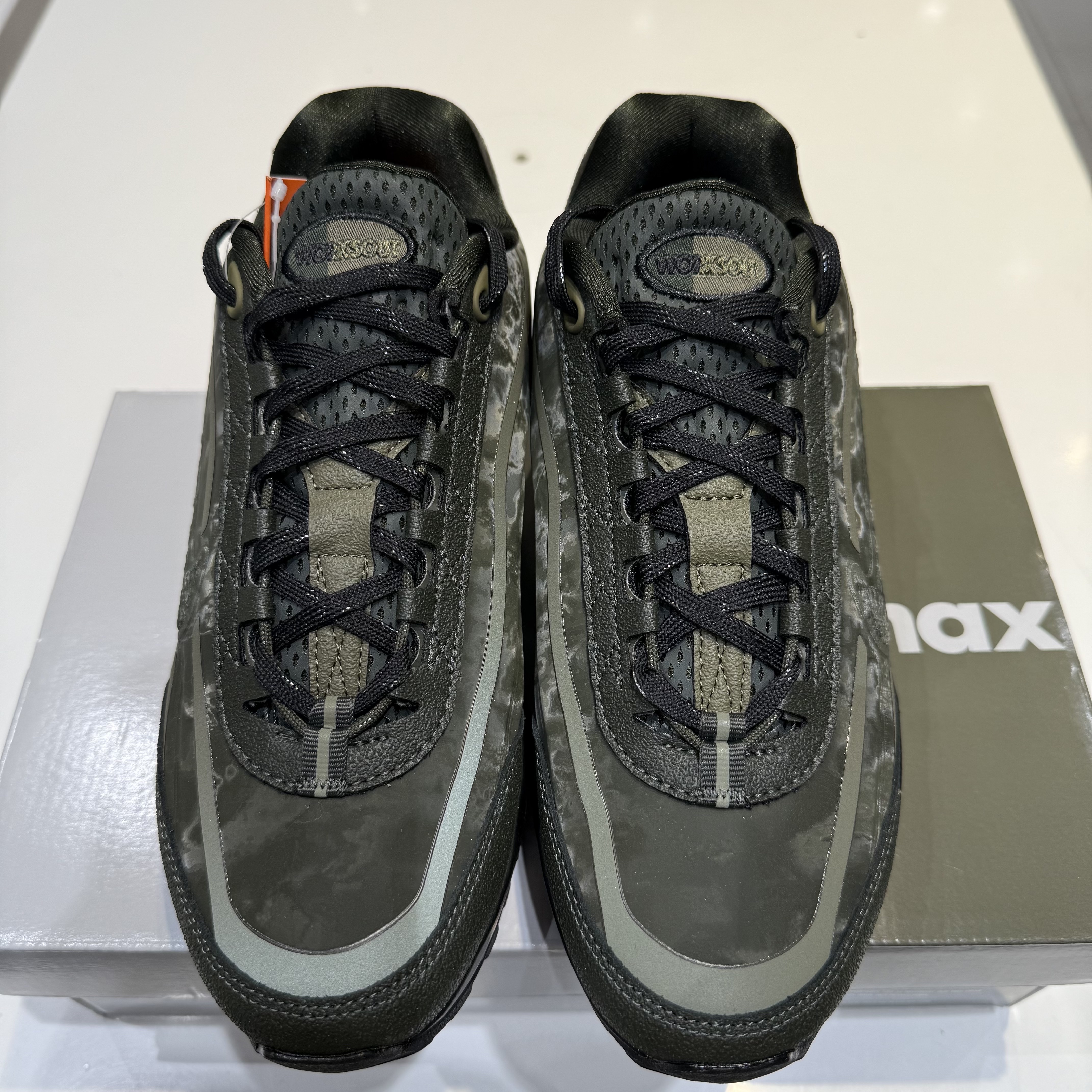 Nike x Worksout Air Max 95 Medium Olive and Sequoia 착용 스타일 - 1