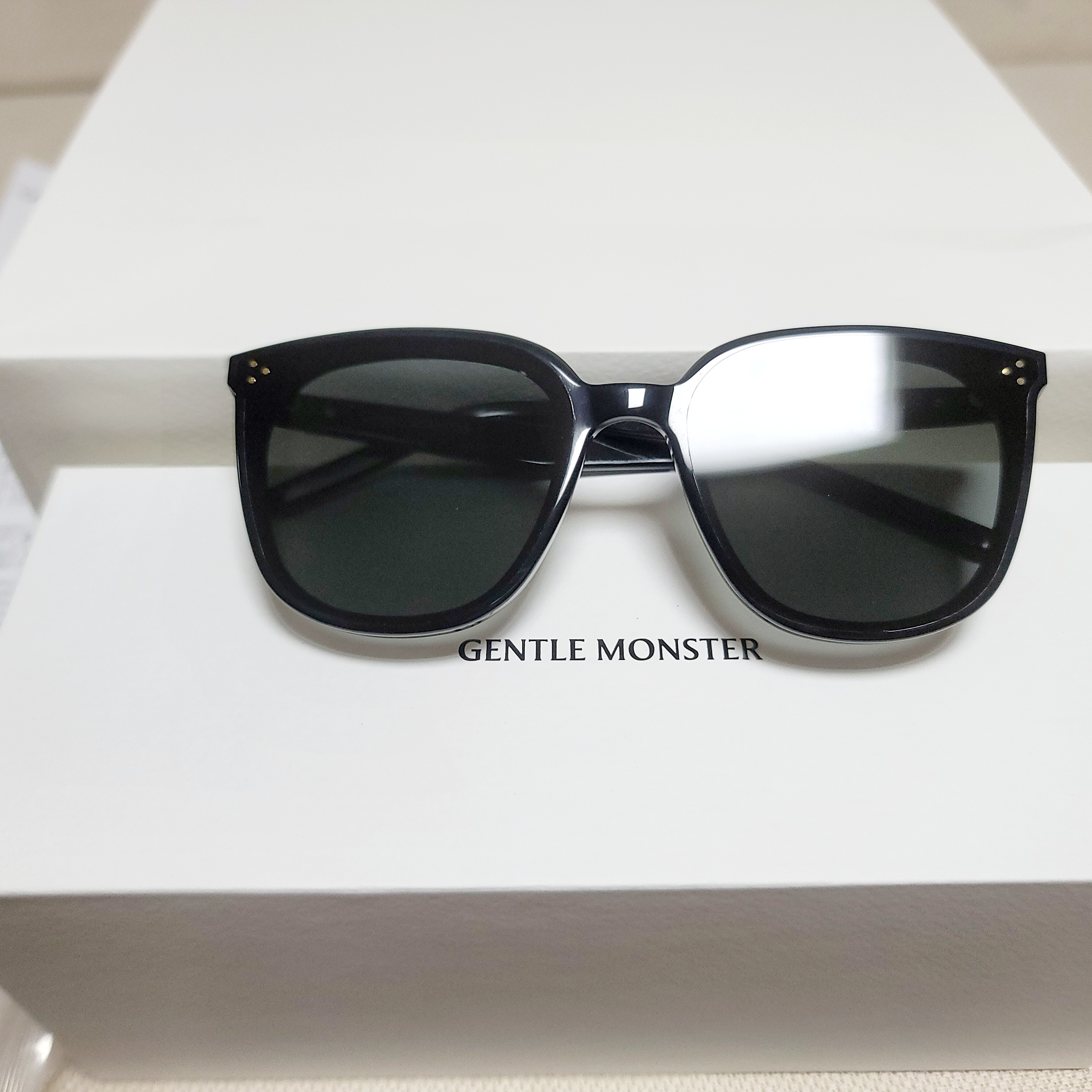 Gentle Monster Lang 01 Black, Gentle Monster Breezebe 01 BR Black Brown 착용 스타일 - 2