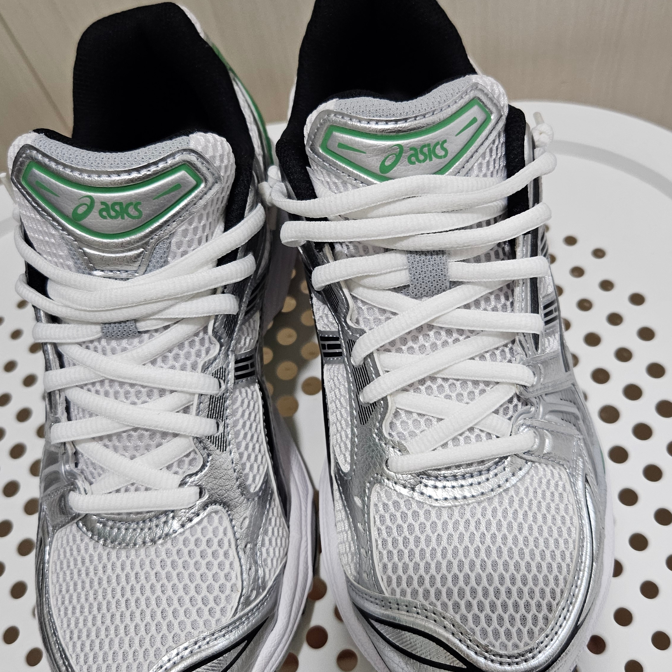 Asics Gel-Kayano 14 White Malachite Green 착용 스타일