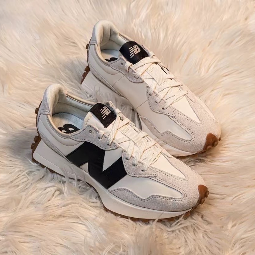 (W) New Balance 327 Beige Gum 착용 스타일