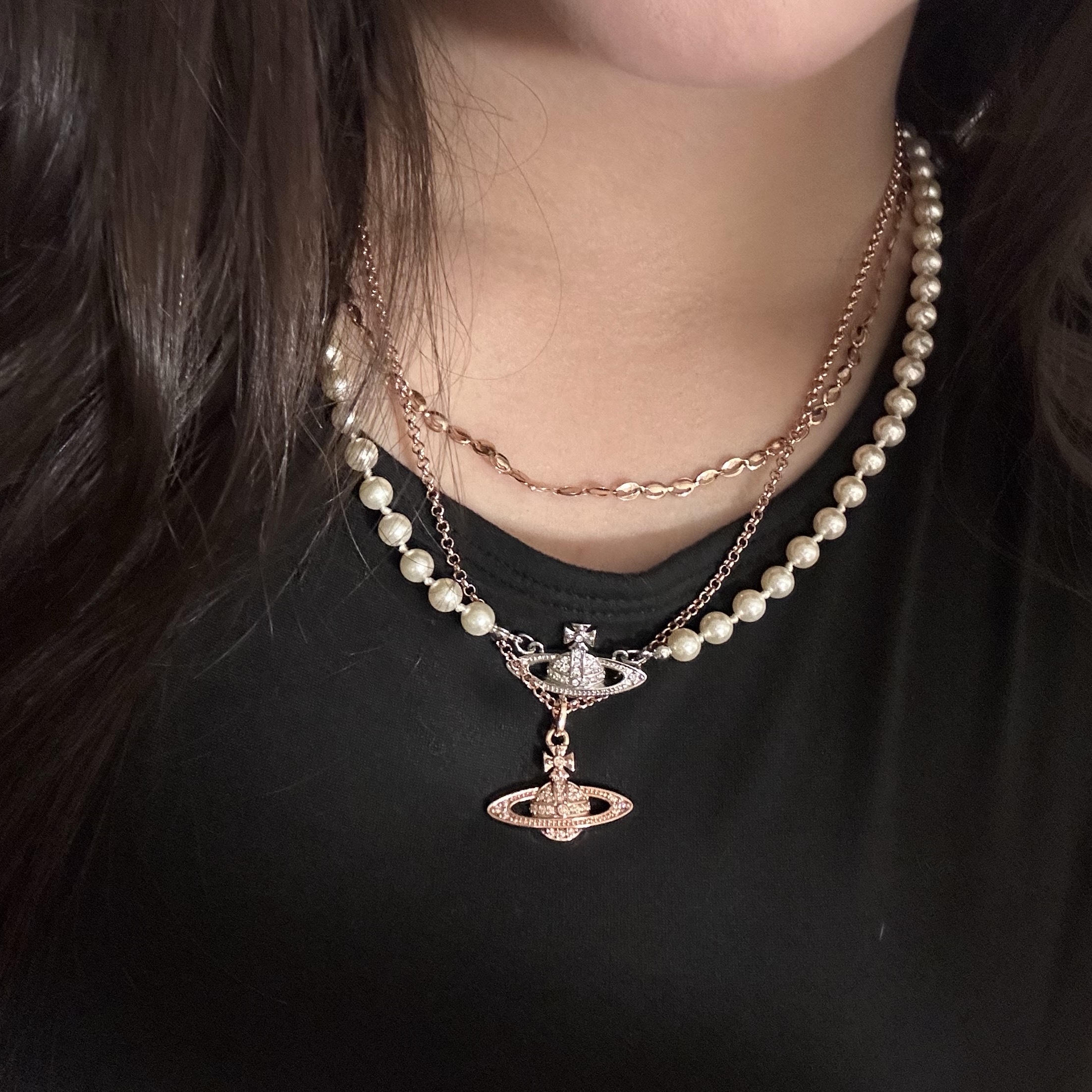 Vivienne Westwood Mini Bas Relief Pendant Pink Gold, Vivienne Westwood Mini Pearl Bas Relief Necklace Silver 착용 스타일 - 3