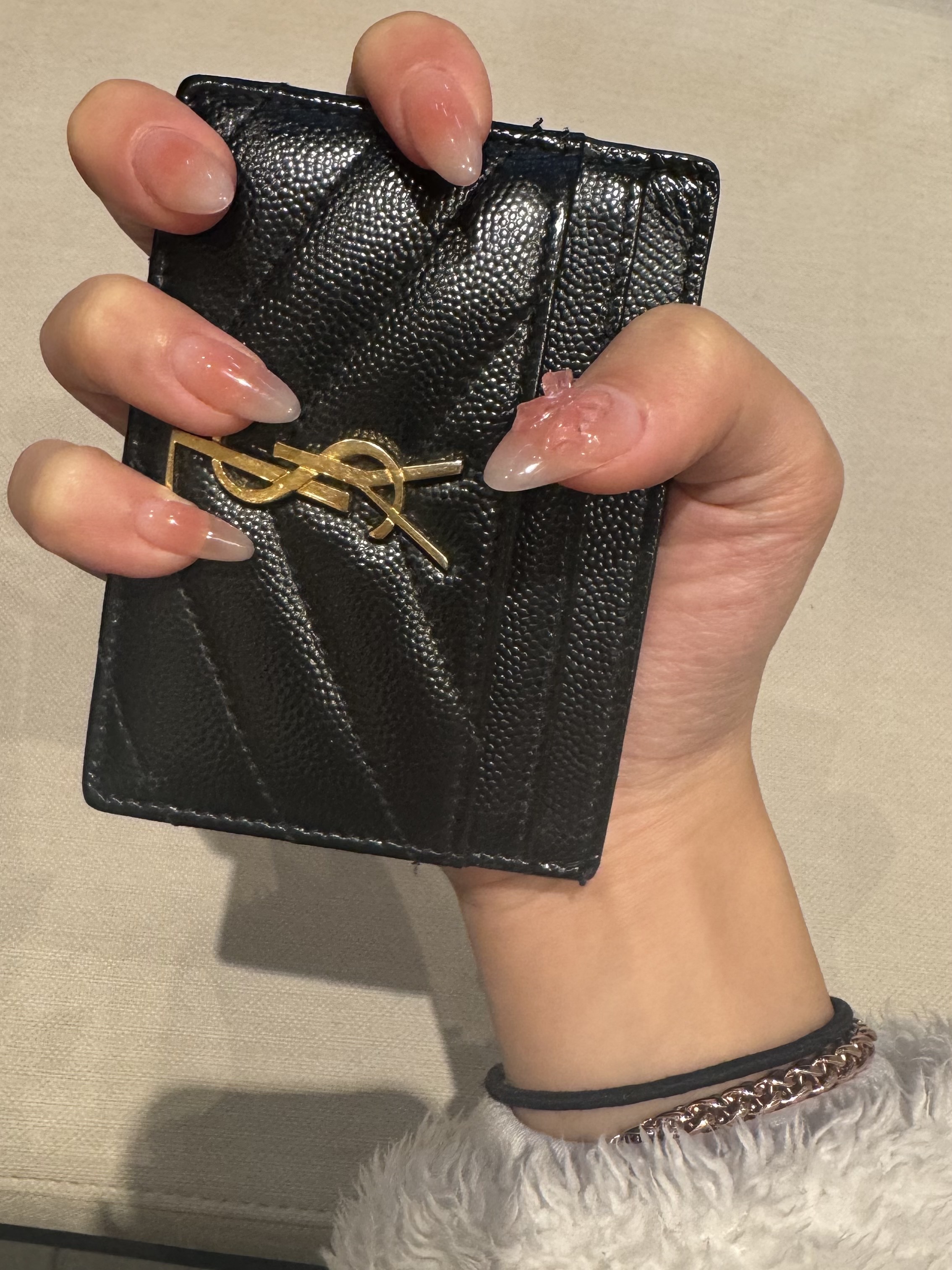Saint Laurent Cassandre Matelasse Card Case in Grain De Poudre Embossed Leather Black 착용 스타일 - 1