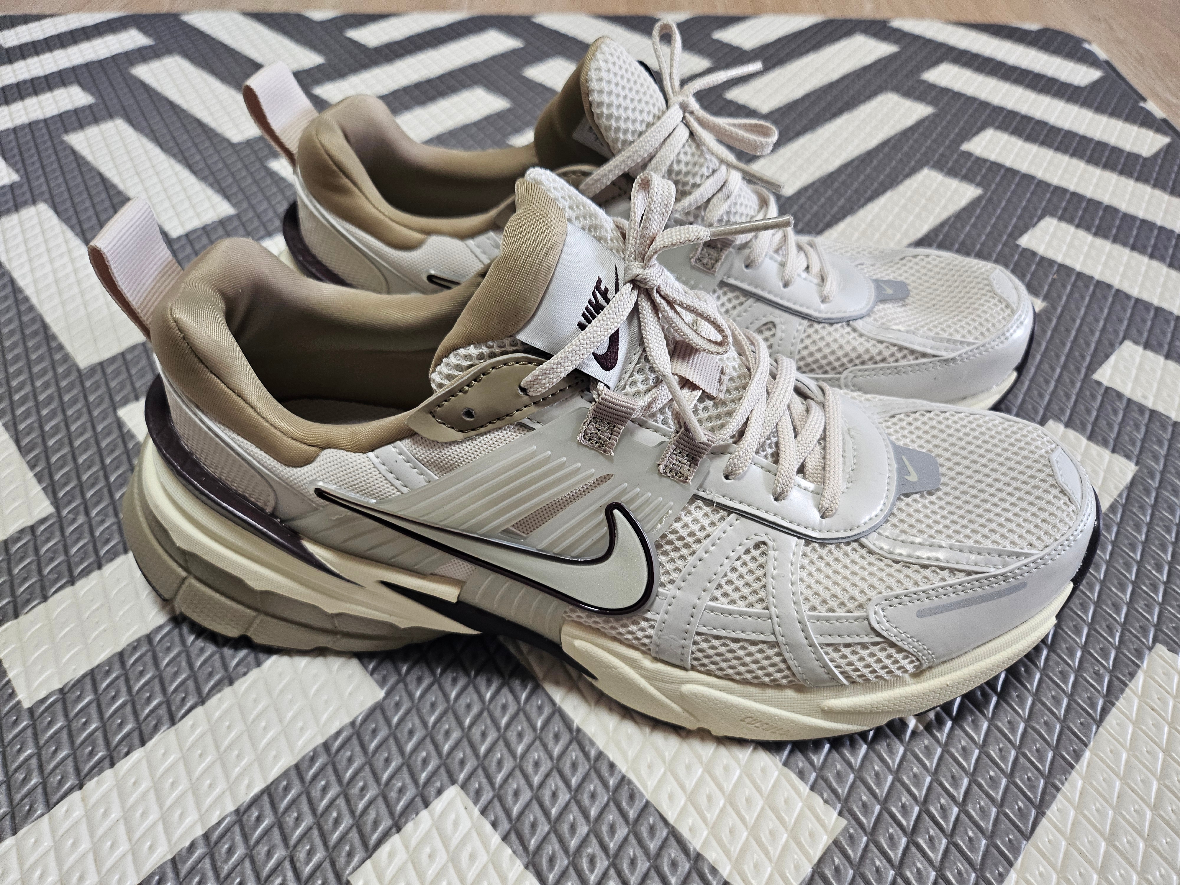 Nike V2K Run Light Orewood Brown Khaki 착용 스타일