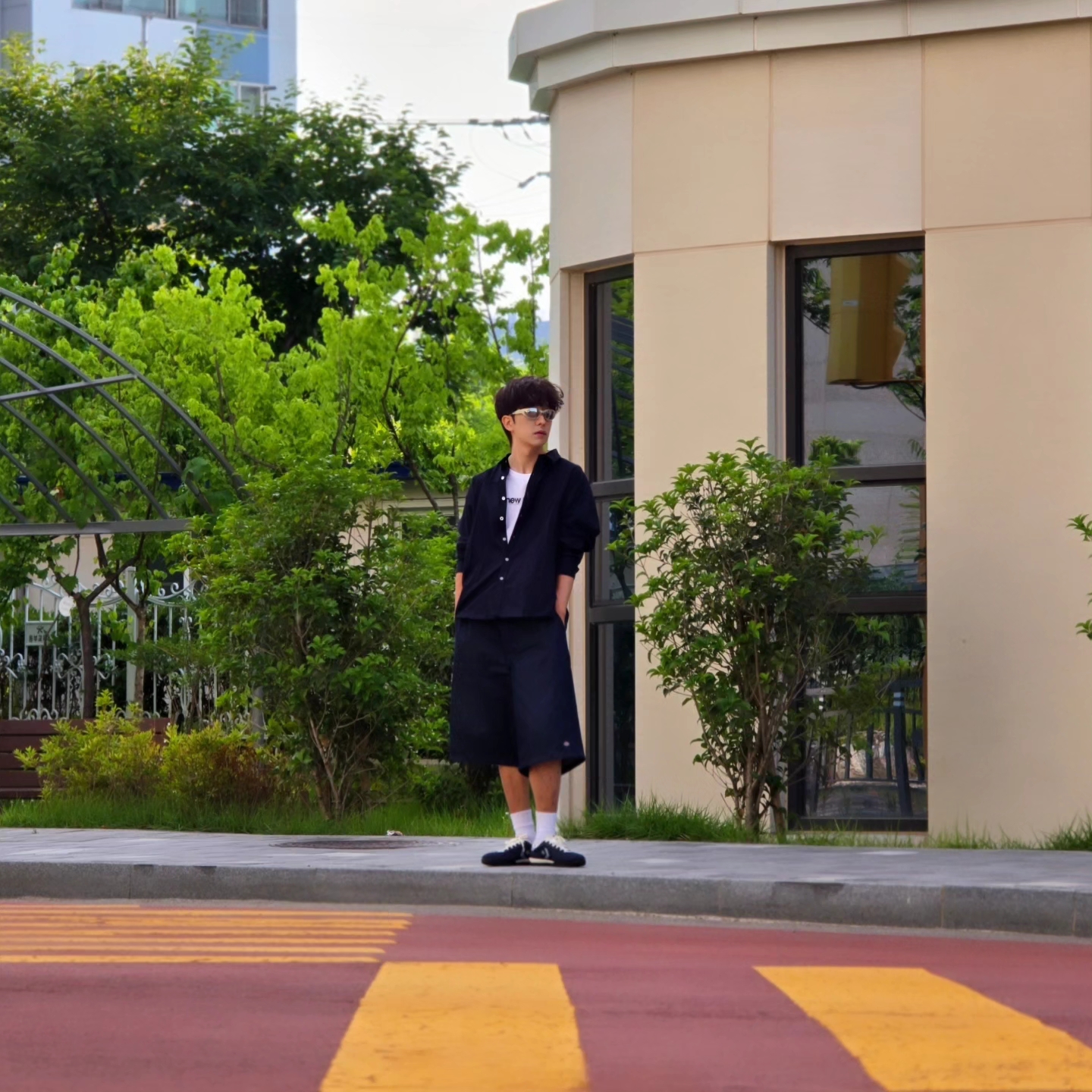 Dickies Loose Fit 13 Inch Flat Front Work Shorts Dark Navy, Converse Run Star Trainer Retro Sport Azul 착용 스타일 - 3