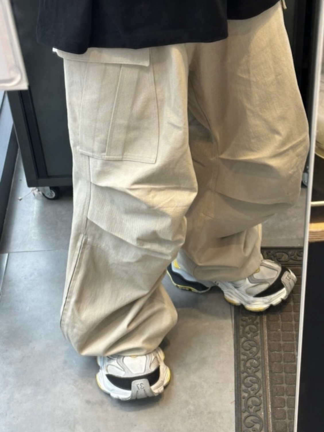 Nonnod Side cargo shorts Beige 착용 스타일