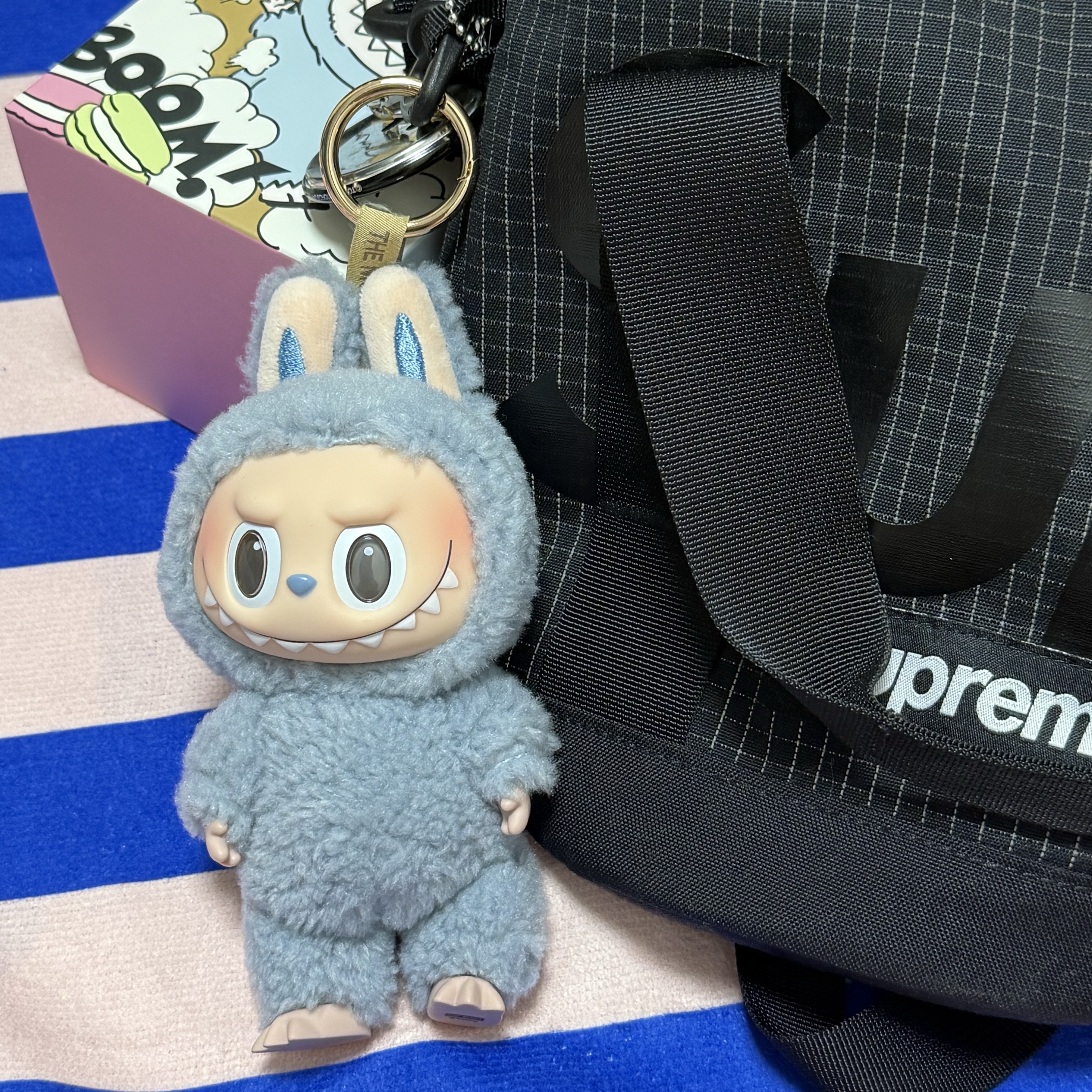 Pop Mart Labubu The Monsters Labubu Tasty Macarons Series Sea Salt Coconut Keyring, Supreme Cinch Bag Black - 24SS 착용 스타일