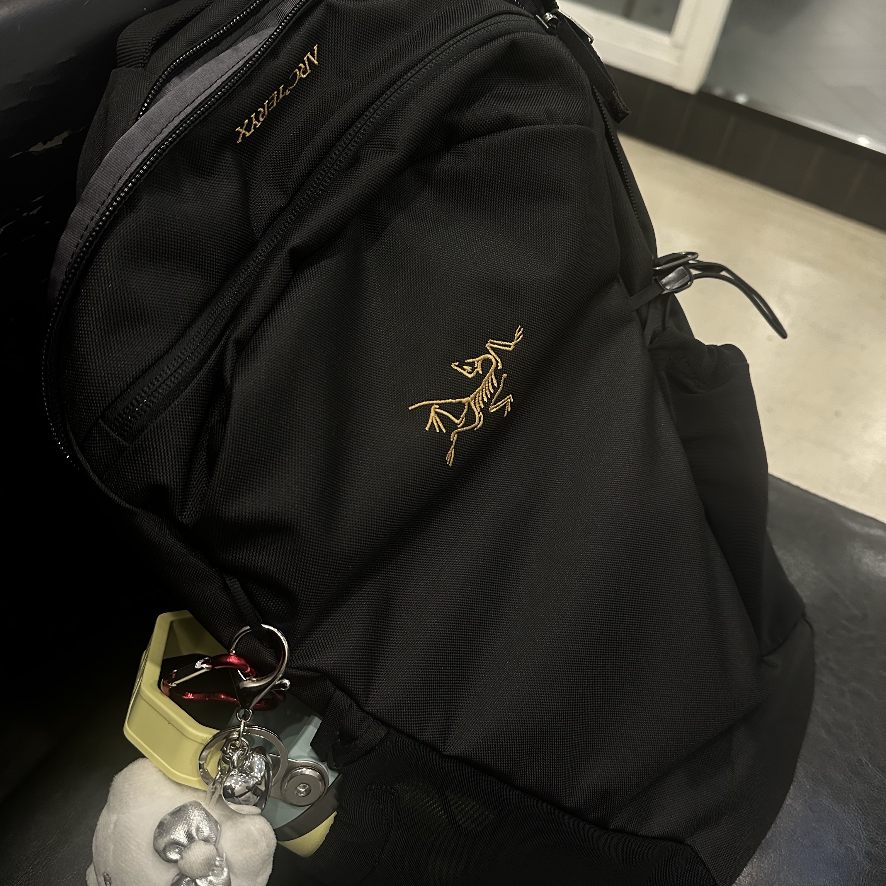 Arc'teryx Mantis 16 Backpack Black, Stanley The IceFlow Flip Straw 2.0 Tumbler 591ml Pomelo 착용 스타일