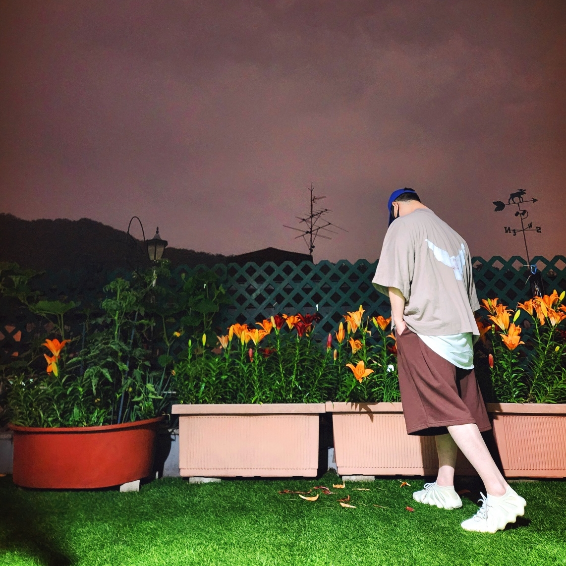 Yeezy Gap Engineered By Balenciaga Dove No Seam T-Shirt Beige, Adidas Yeezy 450 Cloud White 착용 스타일 - 2