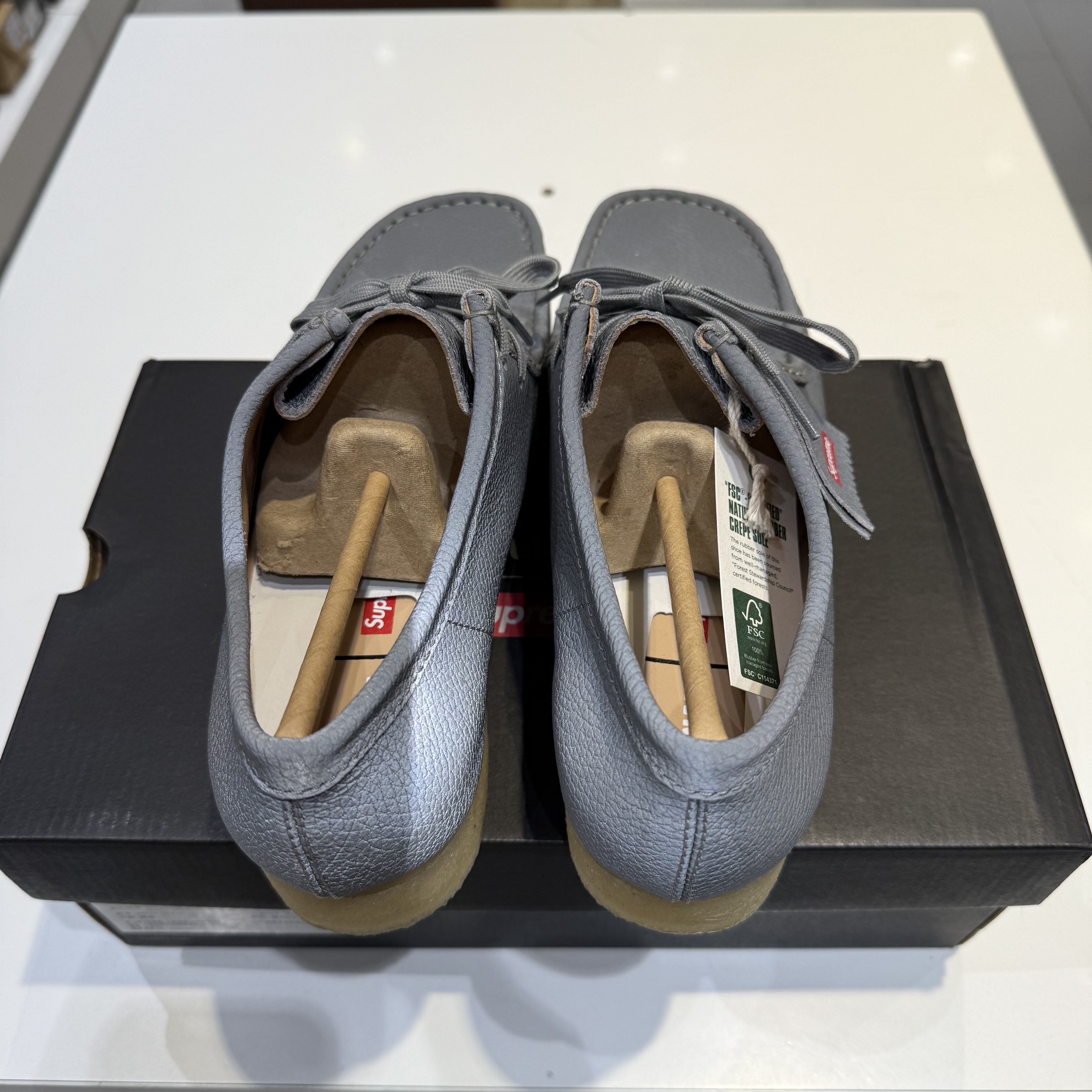 Clarks x Supreme Reflective Wallabee Silver - 25SS 착용 스타일 - 3