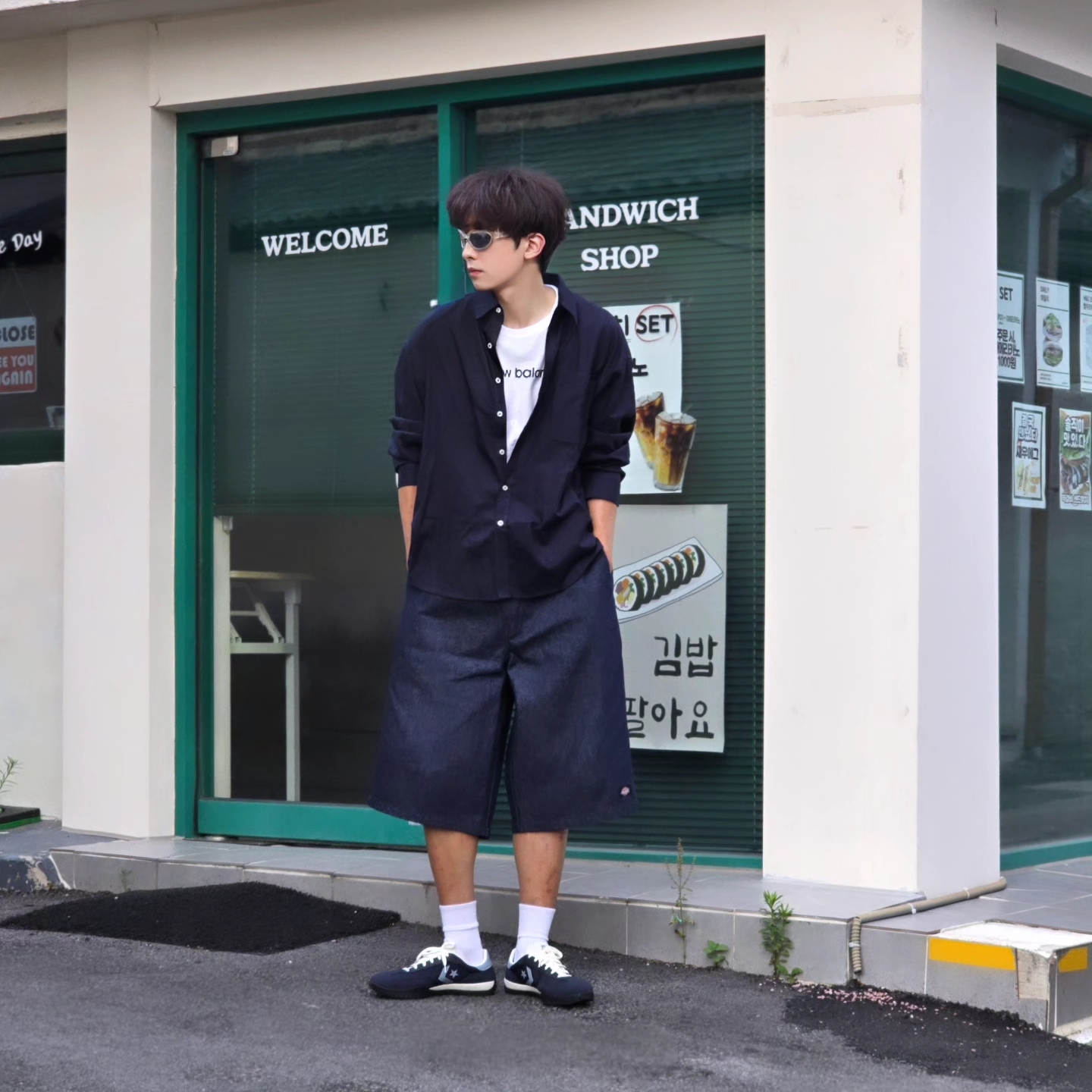 Dickies Loose Fit 13 Inch Flat Front Work Shorts Dark Navy, Converse Run Star Trainer Retro Sport Azul 착용 스타일 - 4