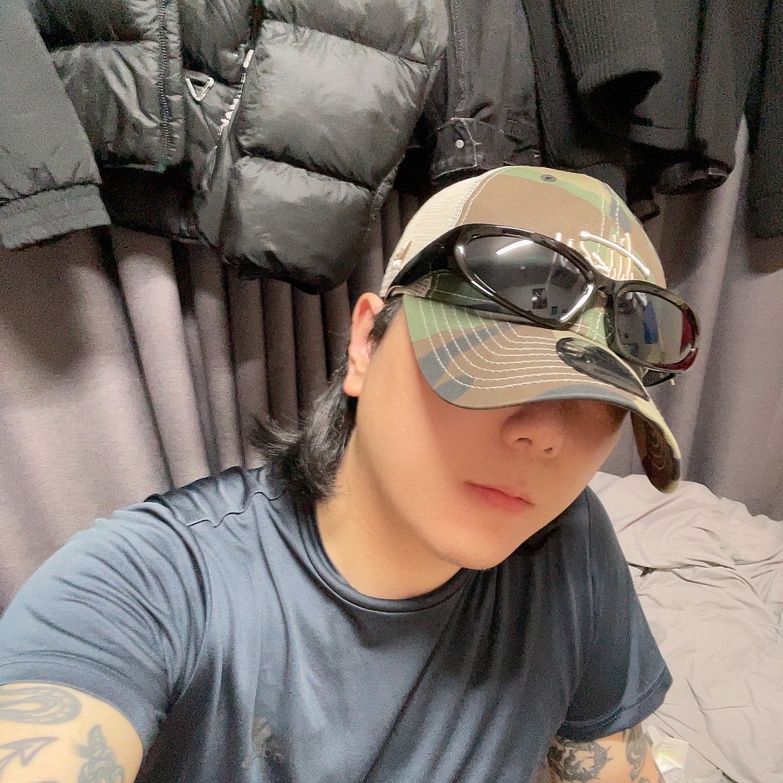 Stussy New Era 9twenty Basic Trucker Woodland Camo 착용 스타일