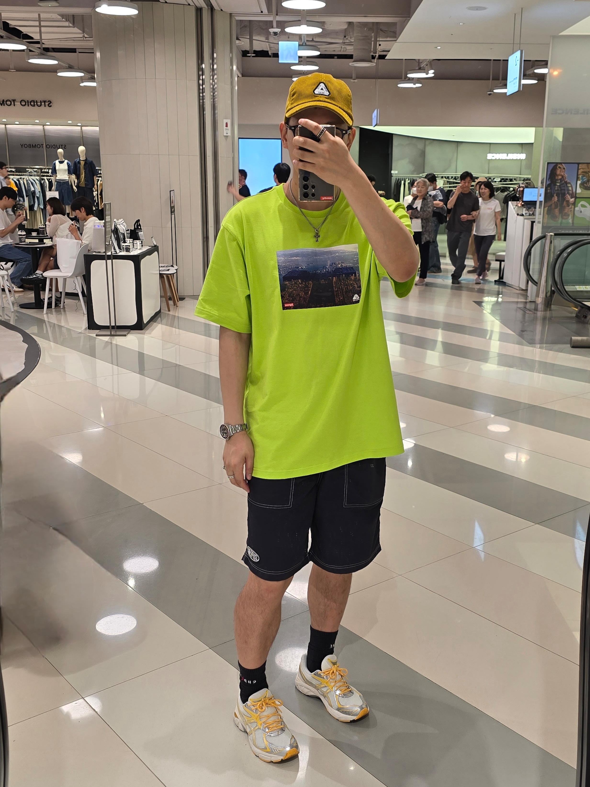 Supreme x Nike ACG Grid T-Shirt Green - 22FW, Supreme Nylon Painter Short Black - 24SS 착용 스타일