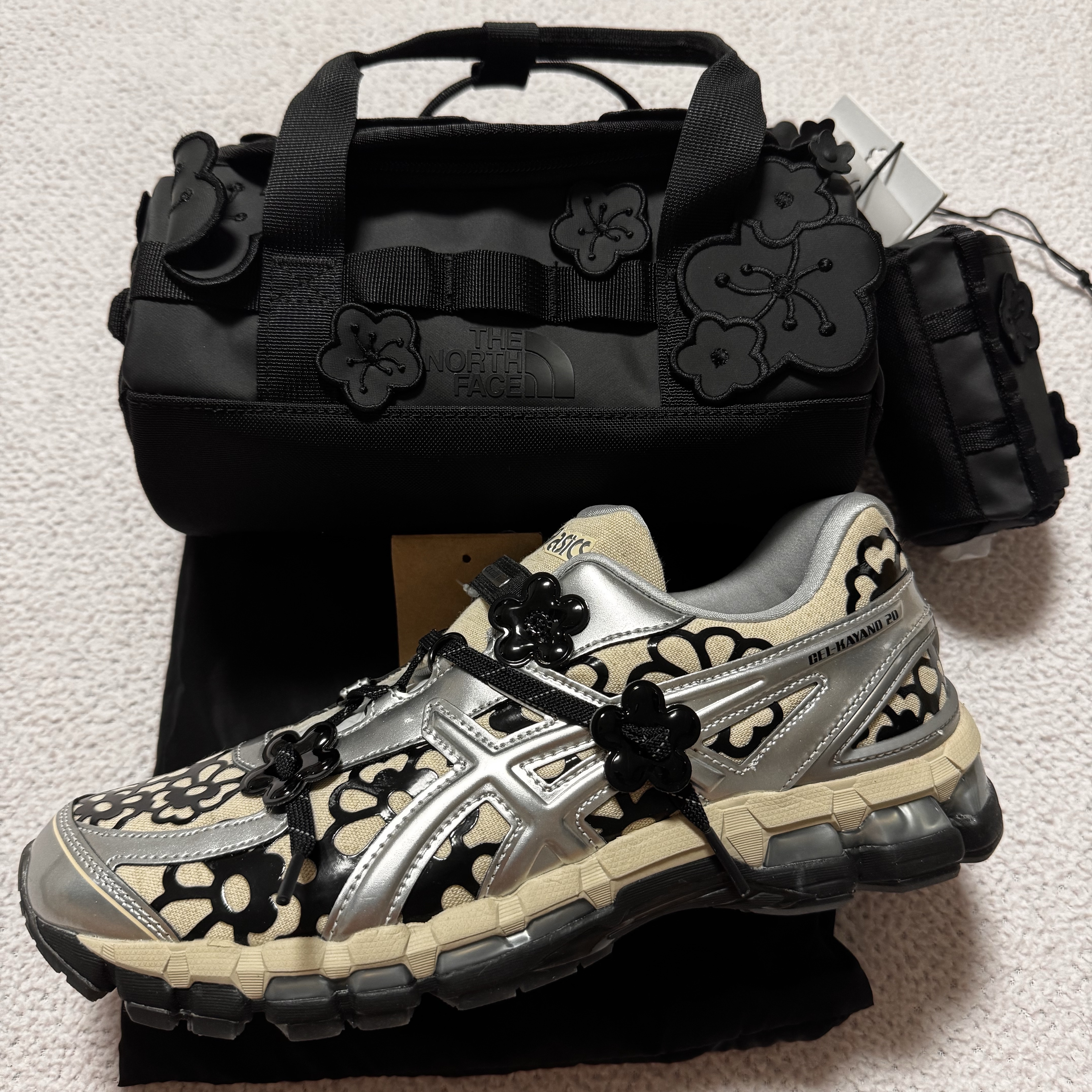 Asics x Cecilie Bahnsen Gel-Kayano 20 Vanilla Pure Silver, The North Face x Cecilie Bahnsen Base Camp Clutch Black 착용 스타일