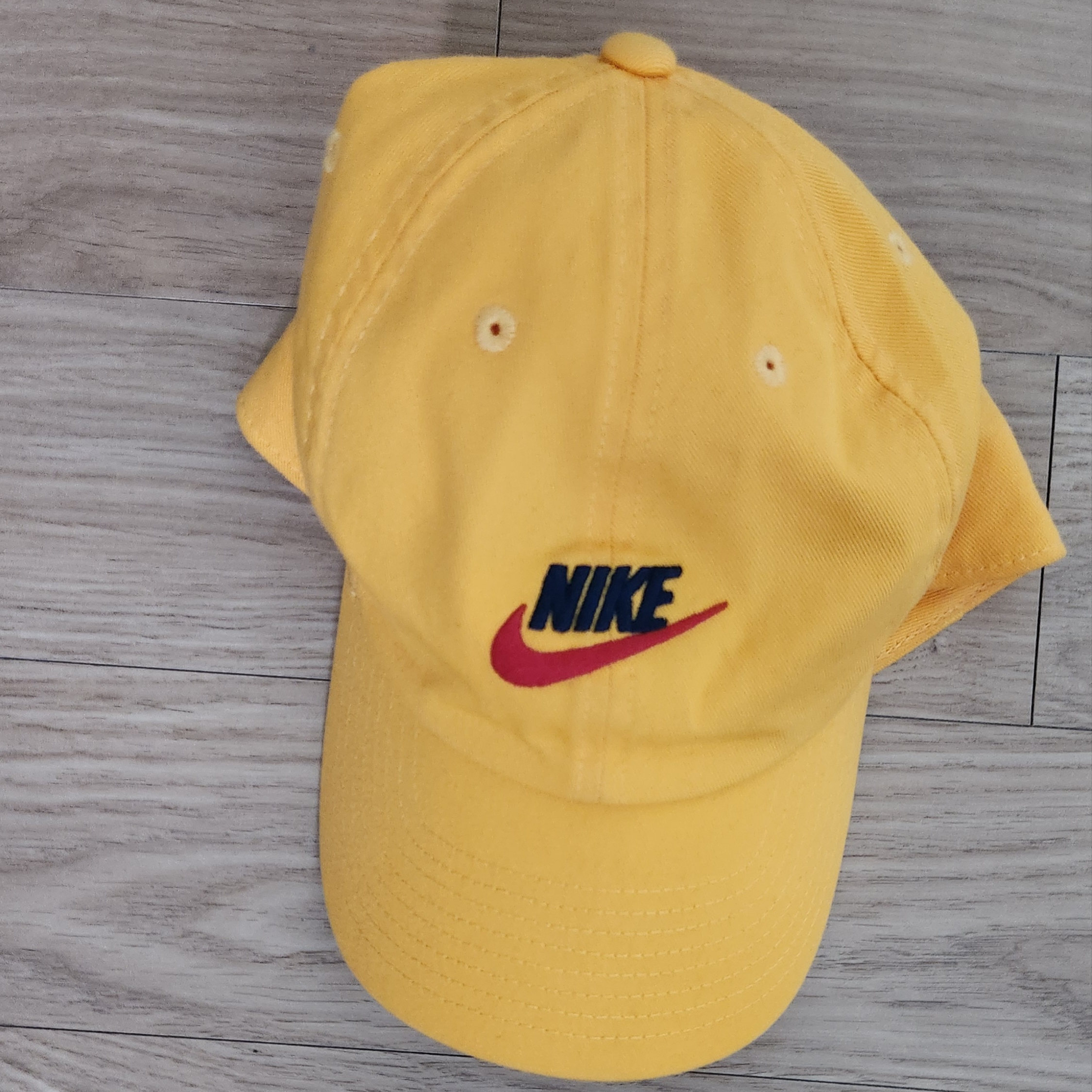 Nike Heritage 86 Futura Washed Cap Gold 착용 스타일