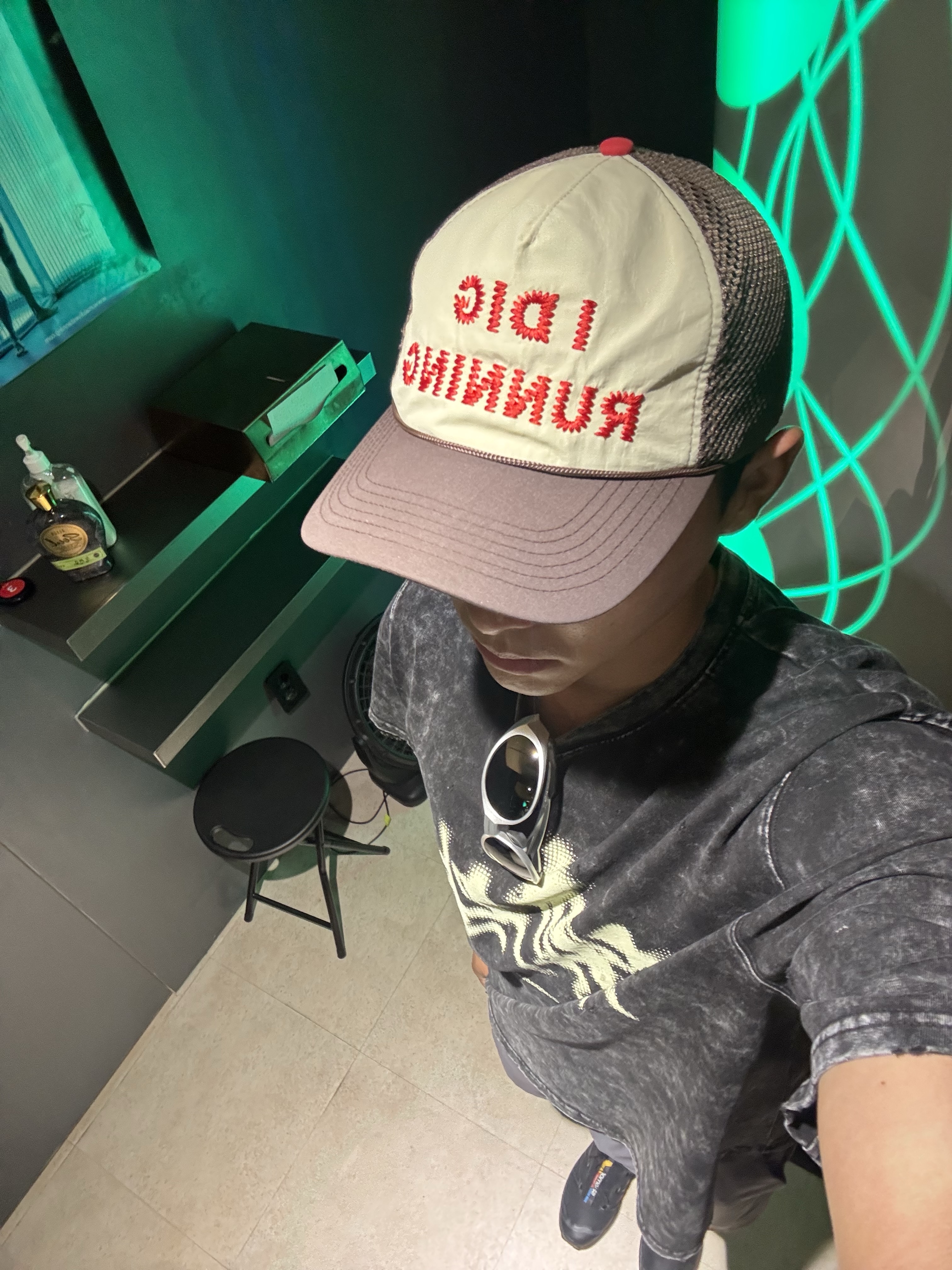Alex Zono I Dig Running Trucker Hat OG Brown 착용 스타일
