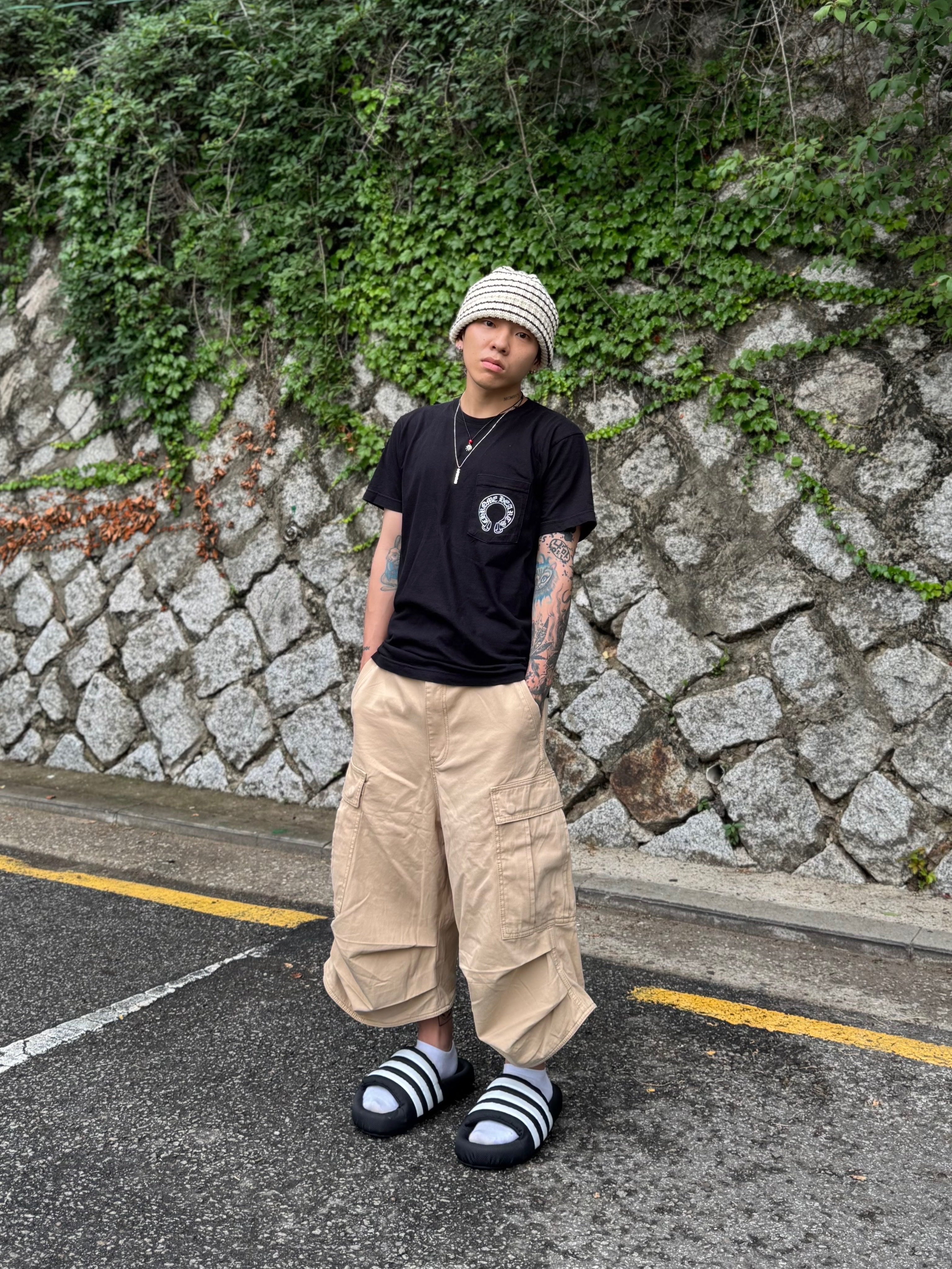 Adidas Adilette 24 Core Black Cloud White, NOD Stone Washed Cargo Shorts Beige 착용 스타일 - 1