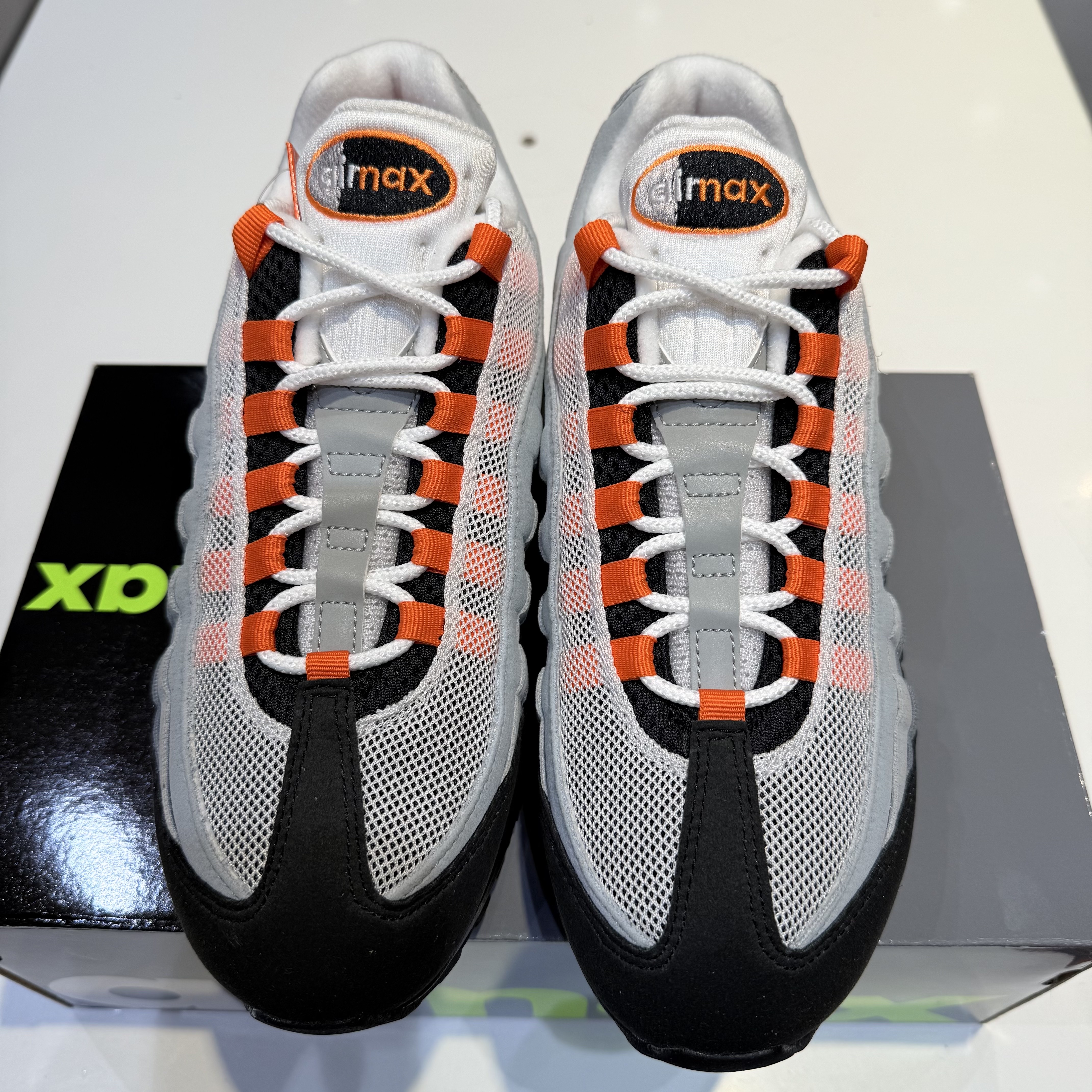 Nike Air Max 95 OG Bright Mandarin 착용 스타일 - 1