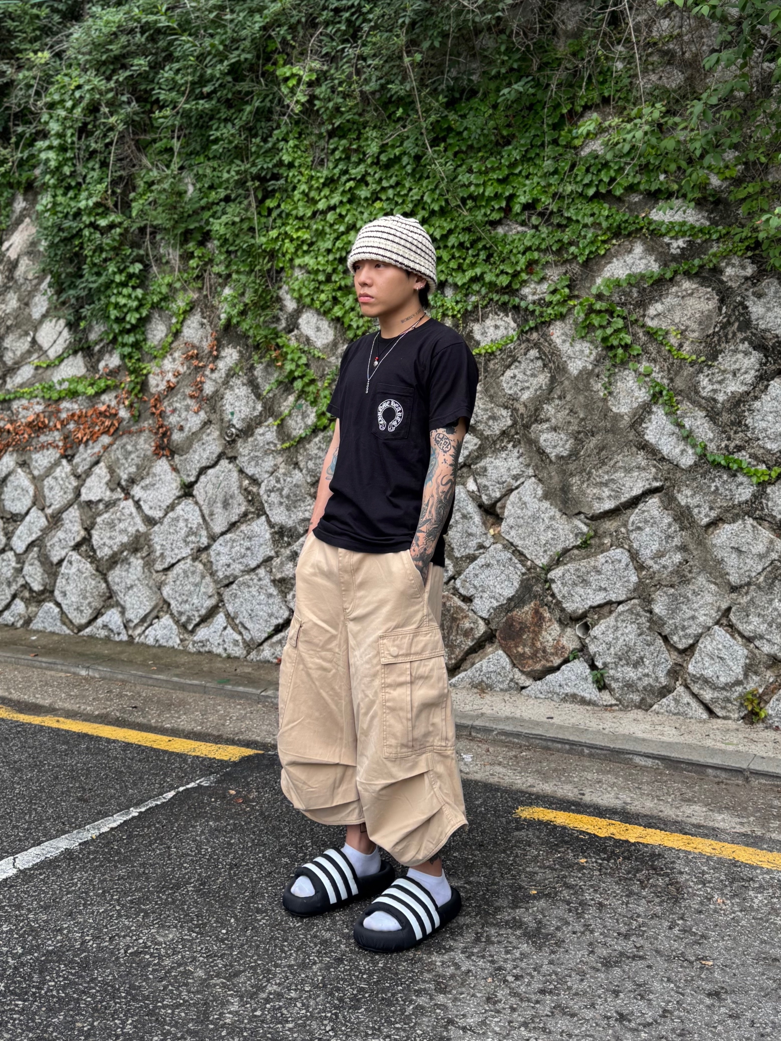 Adidas Adilette 24 Core Black Cloud White, NOD Stone Washed Cargo Shorts Beige 착용 스타일 - 5