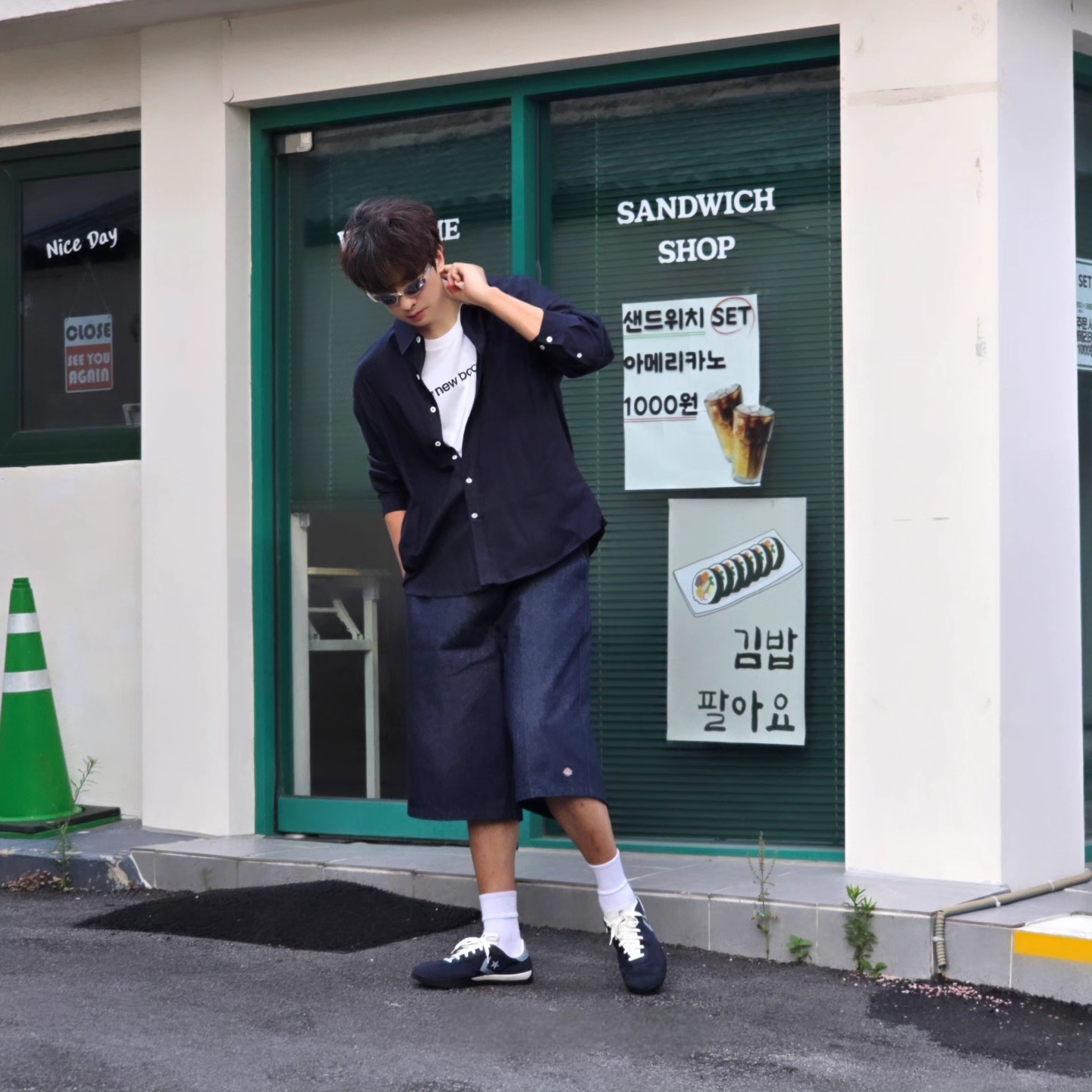 Dickies Loose Fit 13 Inch Flat Front Work Shorts Dark Navy, Converse Run Star Trainer Retro Sport Azul 착용 스타일 - 2