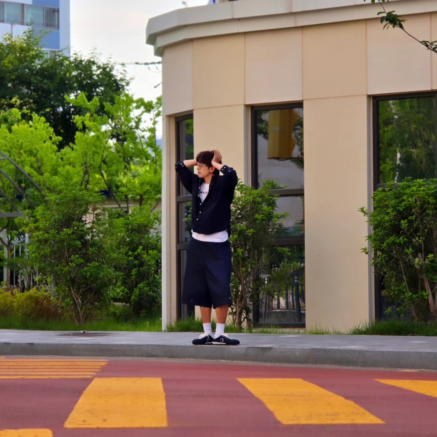 Dickies Loose Fit 13 Inch Flat Front Work Shorts Dark Navy, Converse Run Star Trainer Retro Sport Azul 착용 스타일 - 2
