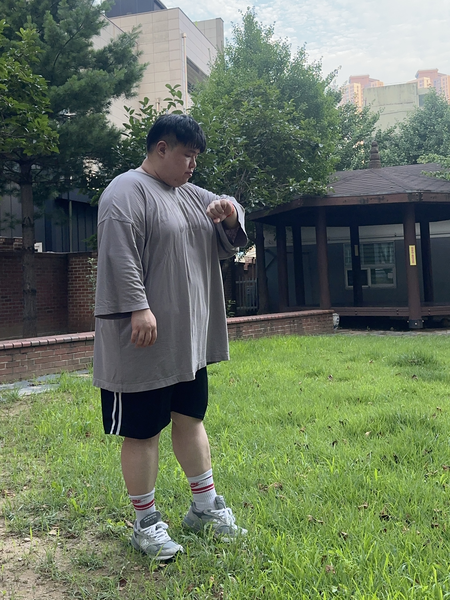 Yeezy Gap Engineered By Balenciaga Dove 3/4 Sleeve T-Shirt Grey, New Balance 993 Made in USA Grey - D Standard 착용 스타일