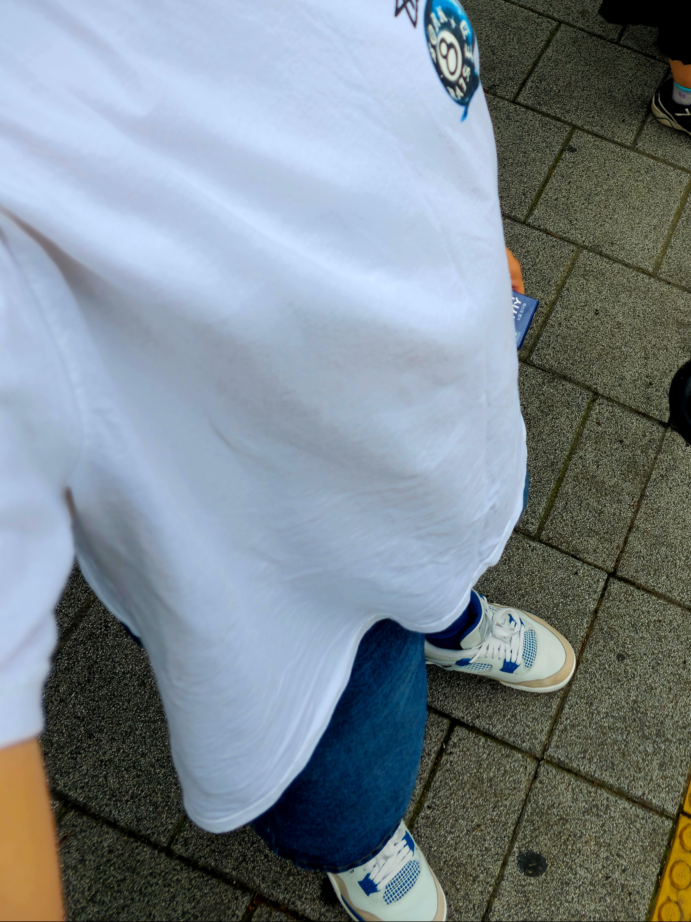 Stussy x Born X Raised 8 Ball T-Shirt White, Jordan 4 Retro Industrial Blue 착용 스타일