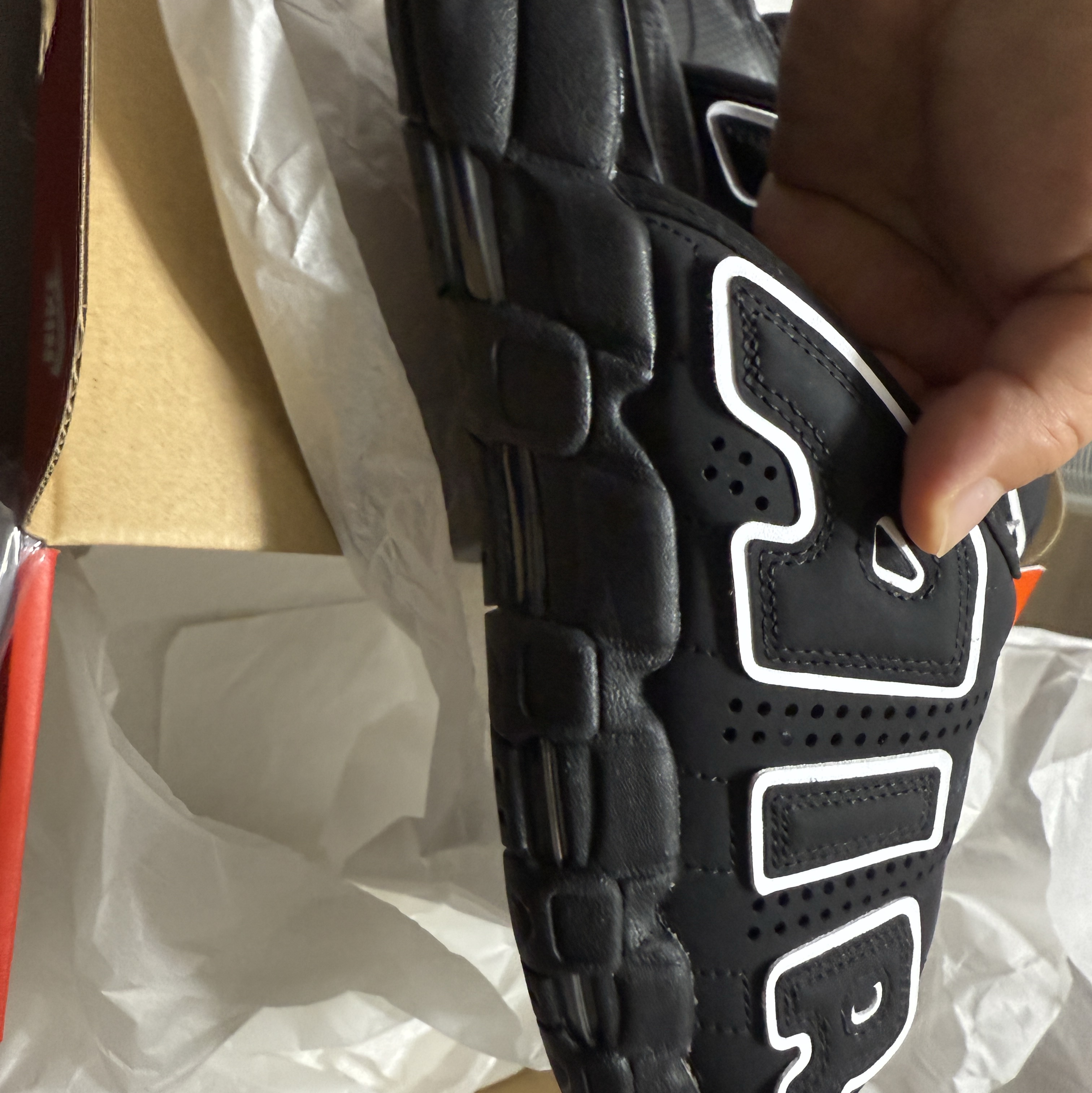 Nike Air More Uptempo Slide Black White 착용 스타일 - 1