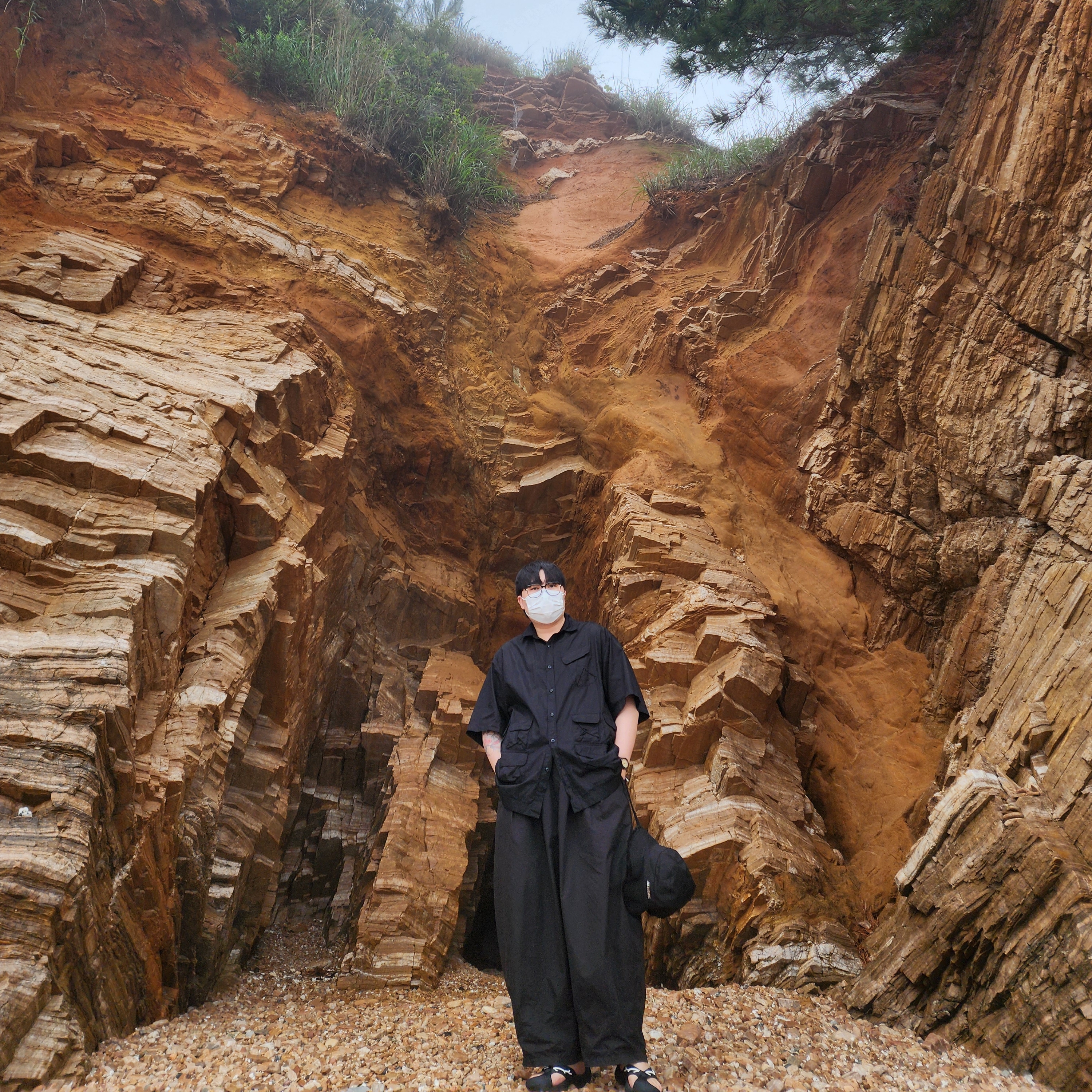 Keen x South2 West8 Waimea H2 Deer Horn Embossed, Jacquemus Le Bob Artichaut Bucket Hat Black 착용 스타일 - 3