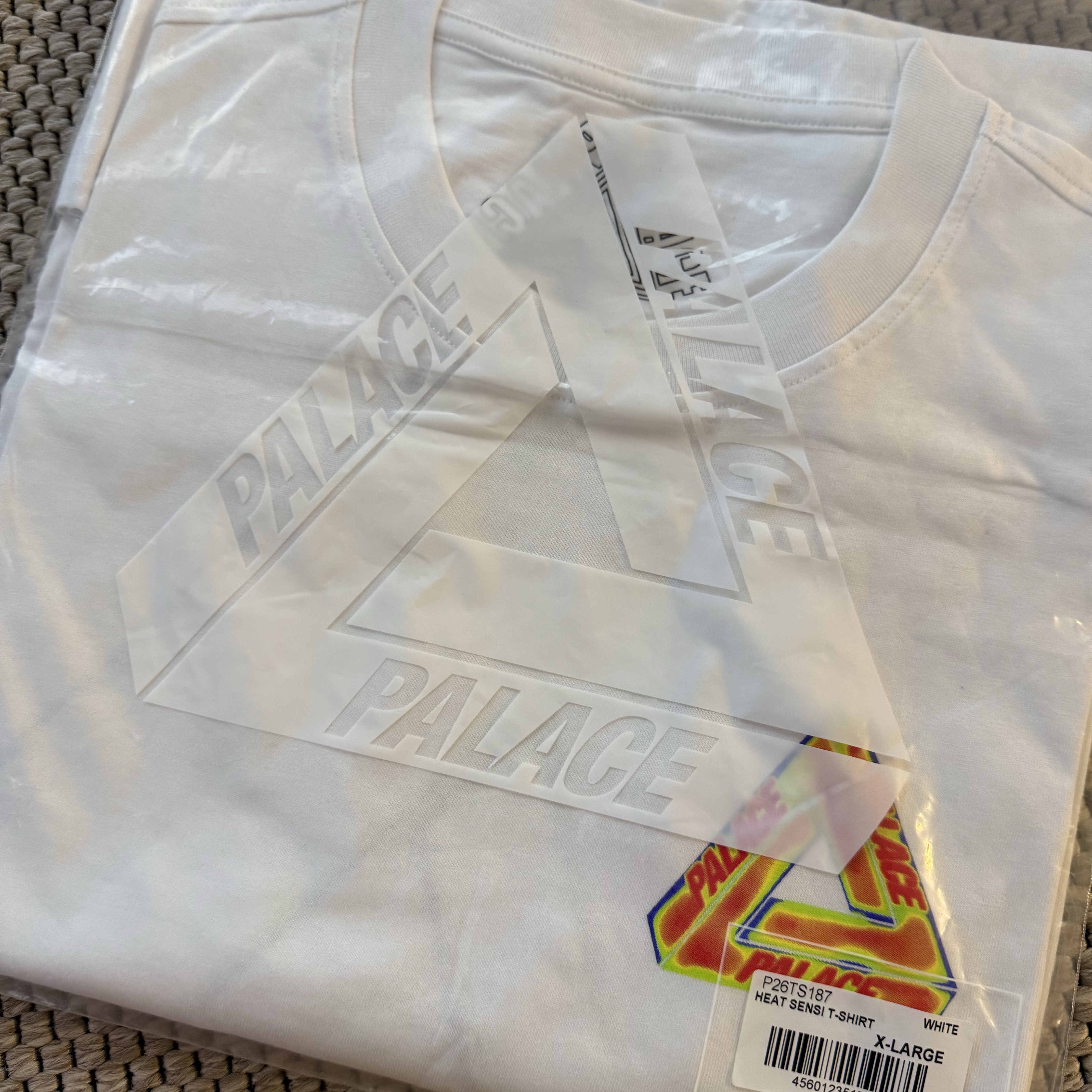Palace Heat Sensi T-Shirt White - 24SS 착용 스타일