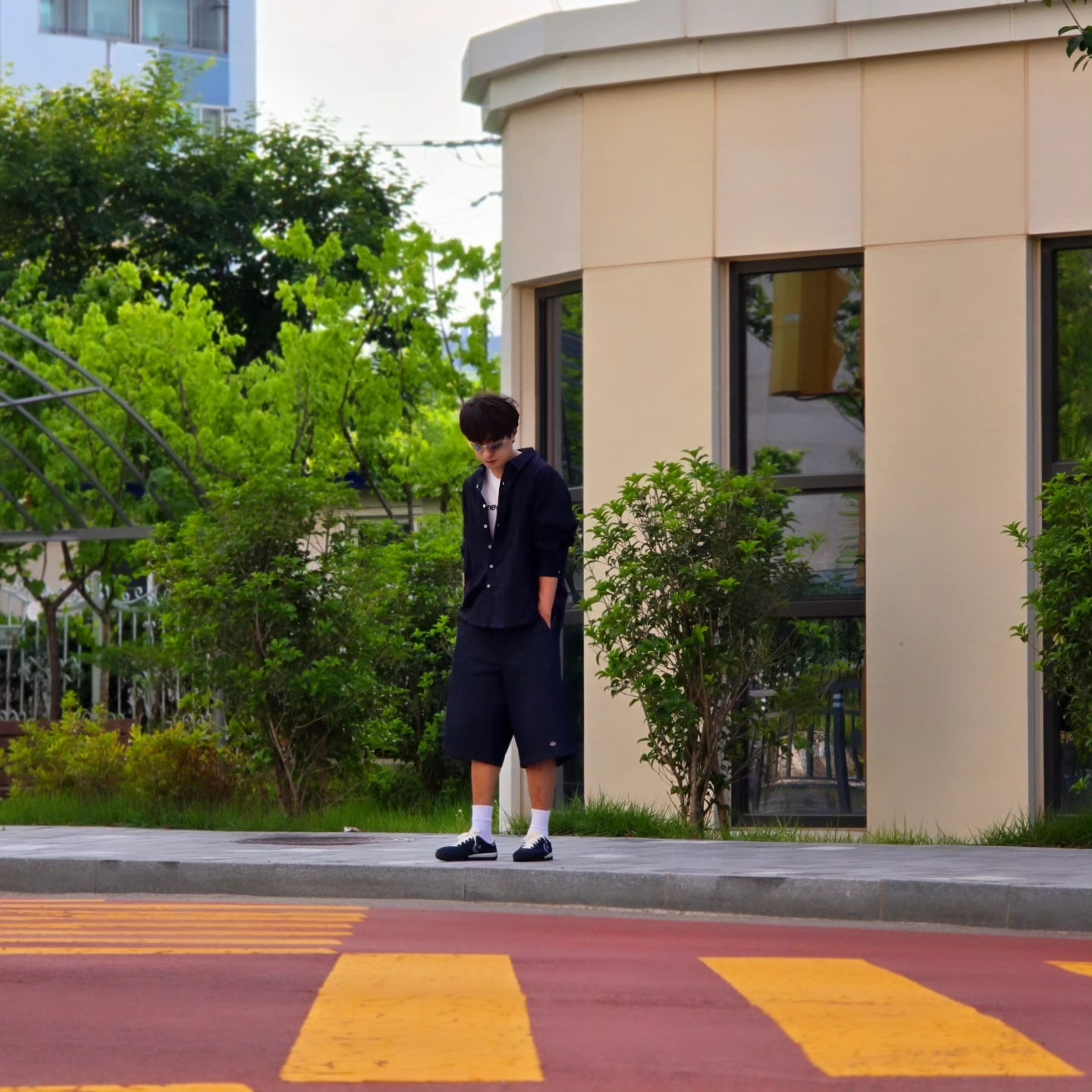 Dickies Loose Fit 13 Inch Flat Front Work Shorts Dark Navy, Converse Run Star Trainer Retro Sport Azul 착용 스타일 - 1