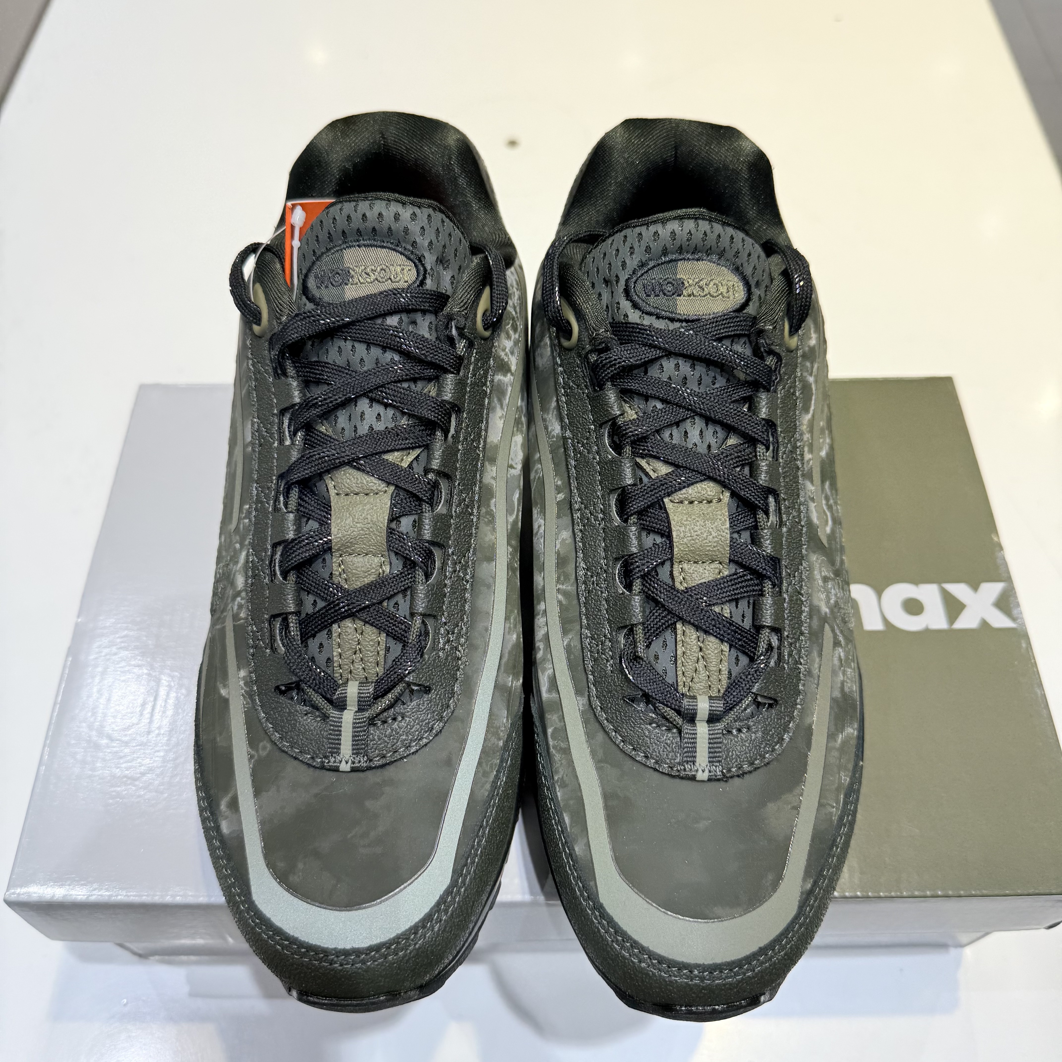 Nike x Worksout Air Max 95 Medium Olive and Sequoia 착용 스타일 - 2