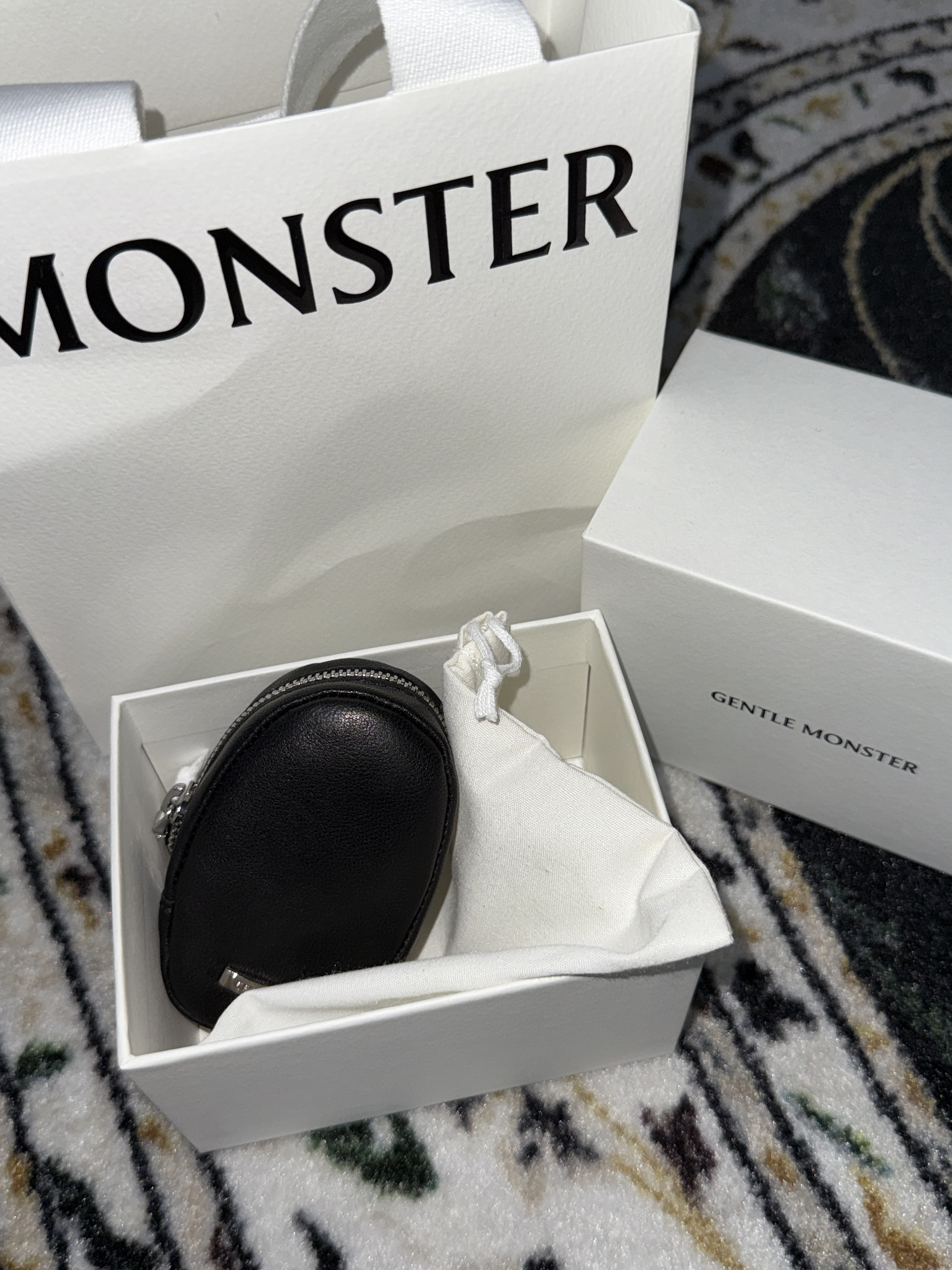 Gentle Monster Lolang 01 Black Black 착용 스타일