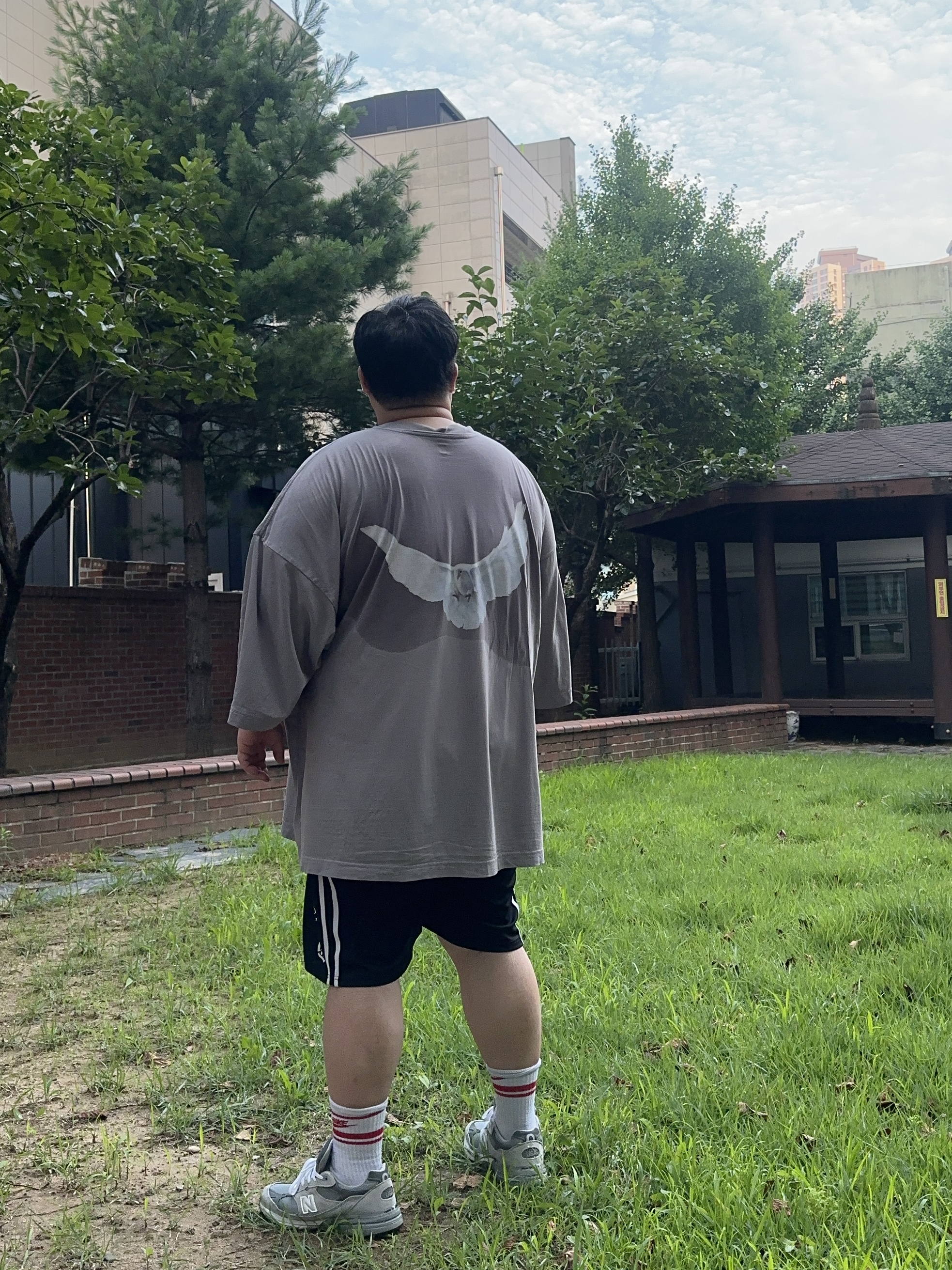 Yeezy Gap Engineered By Balenciaga Dove 3/4 Sleeve T-Shirt Grey, New Balance 993 Made in USA Grey - D Standard 착용 스타일