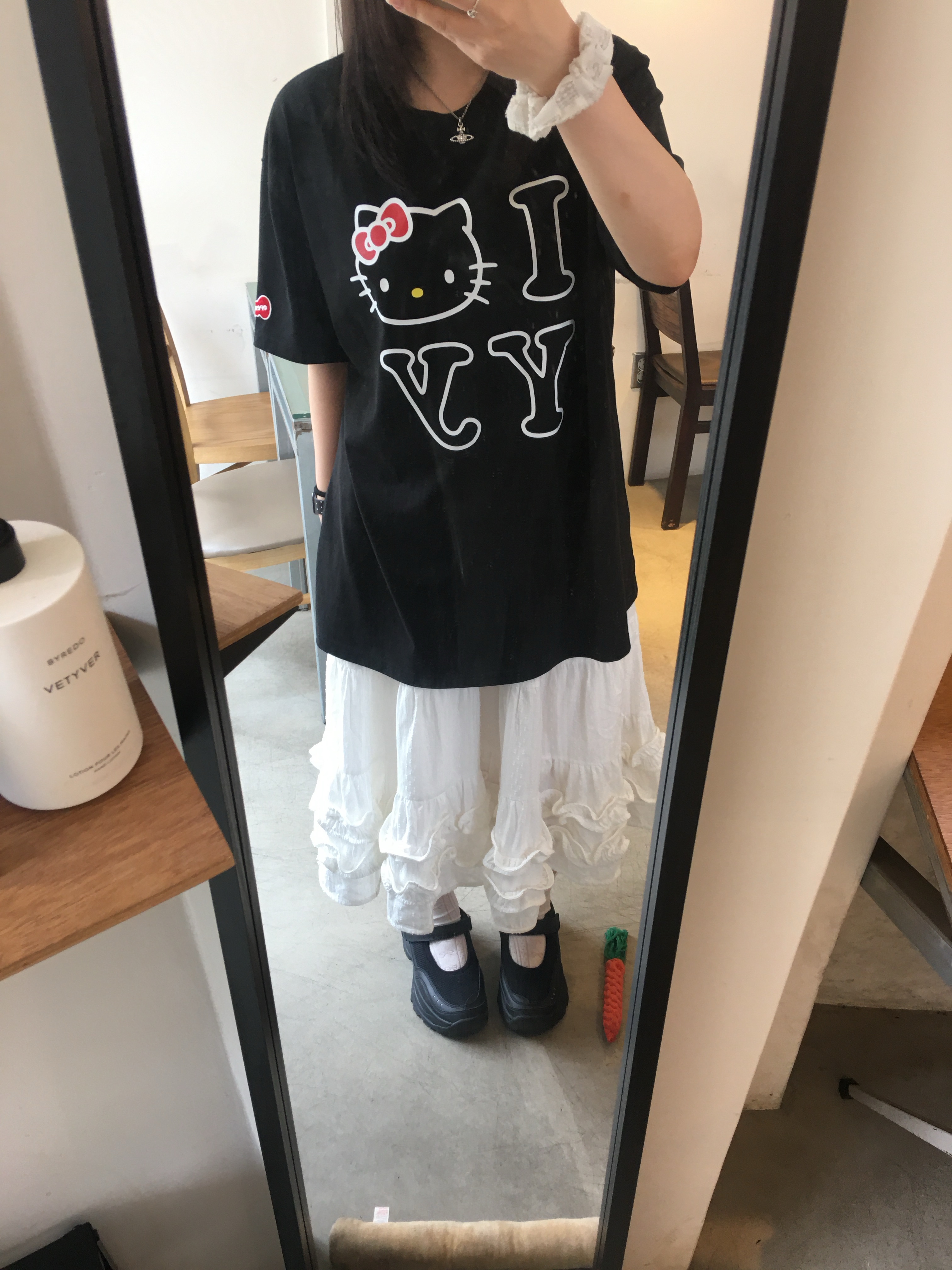 (W) Honsby Darling Harbour Black, Open Yy x Hello Kitty T-Shirt Black 착용 스타일