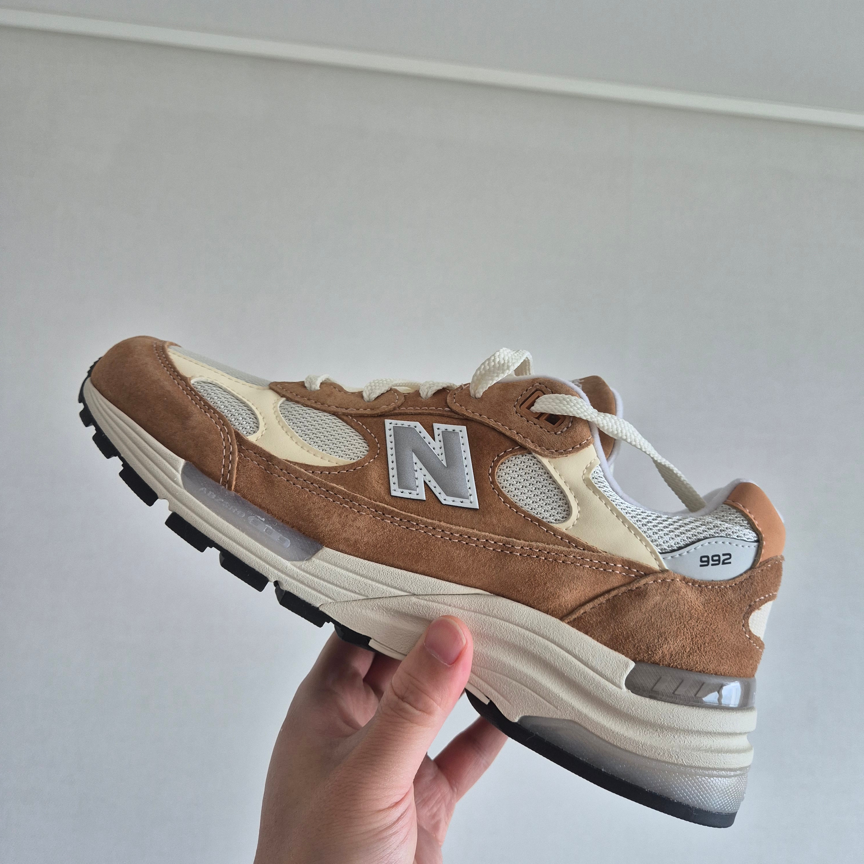 New Balance 992 Made in USA Sweet Caramel Calcium 착용 스타일