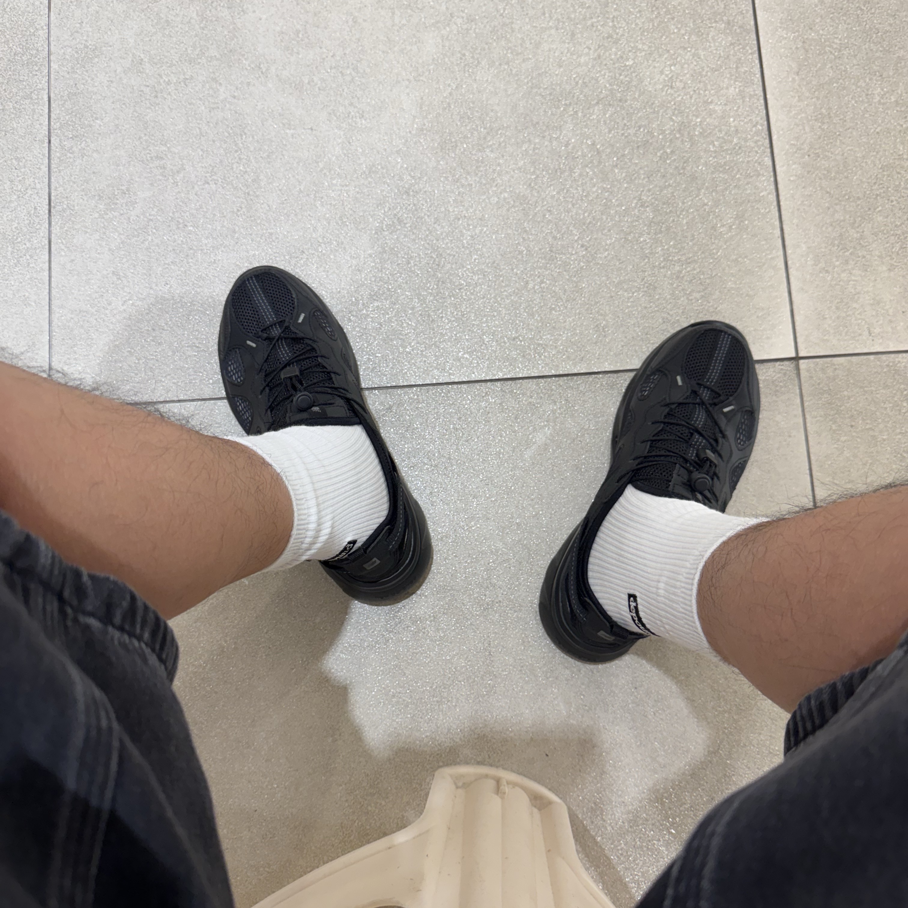 New Balance Kave Sandal Black 착용 스타일