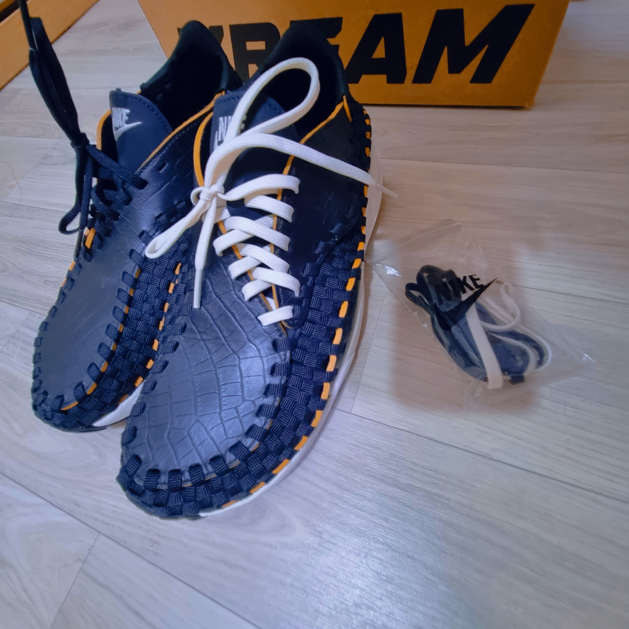 (W) Nike Air Footscape Woven Premium Black Pale Ivory 착용 스타일