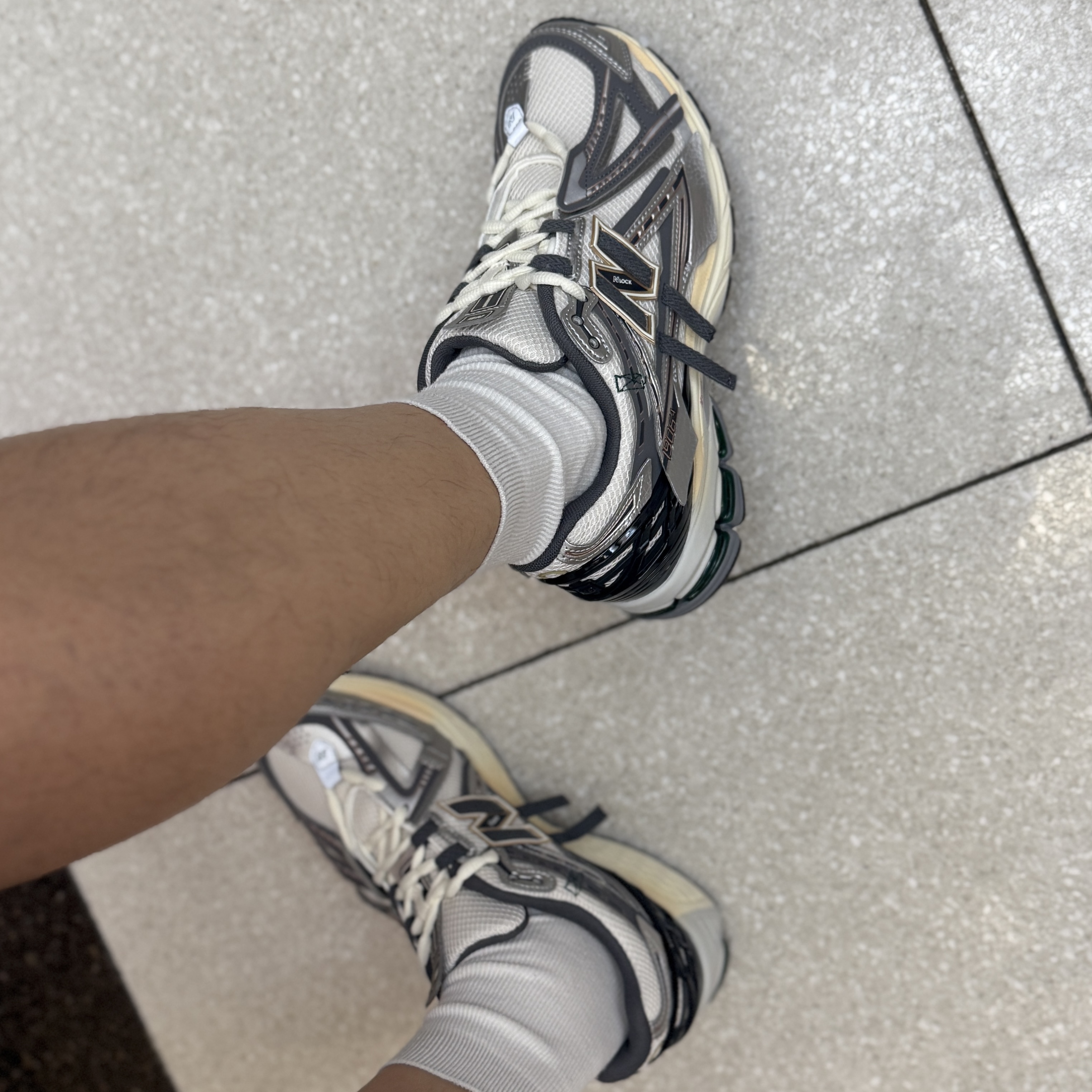 New Balance 1906A Silver Metallic Castlerock 착용 스타일