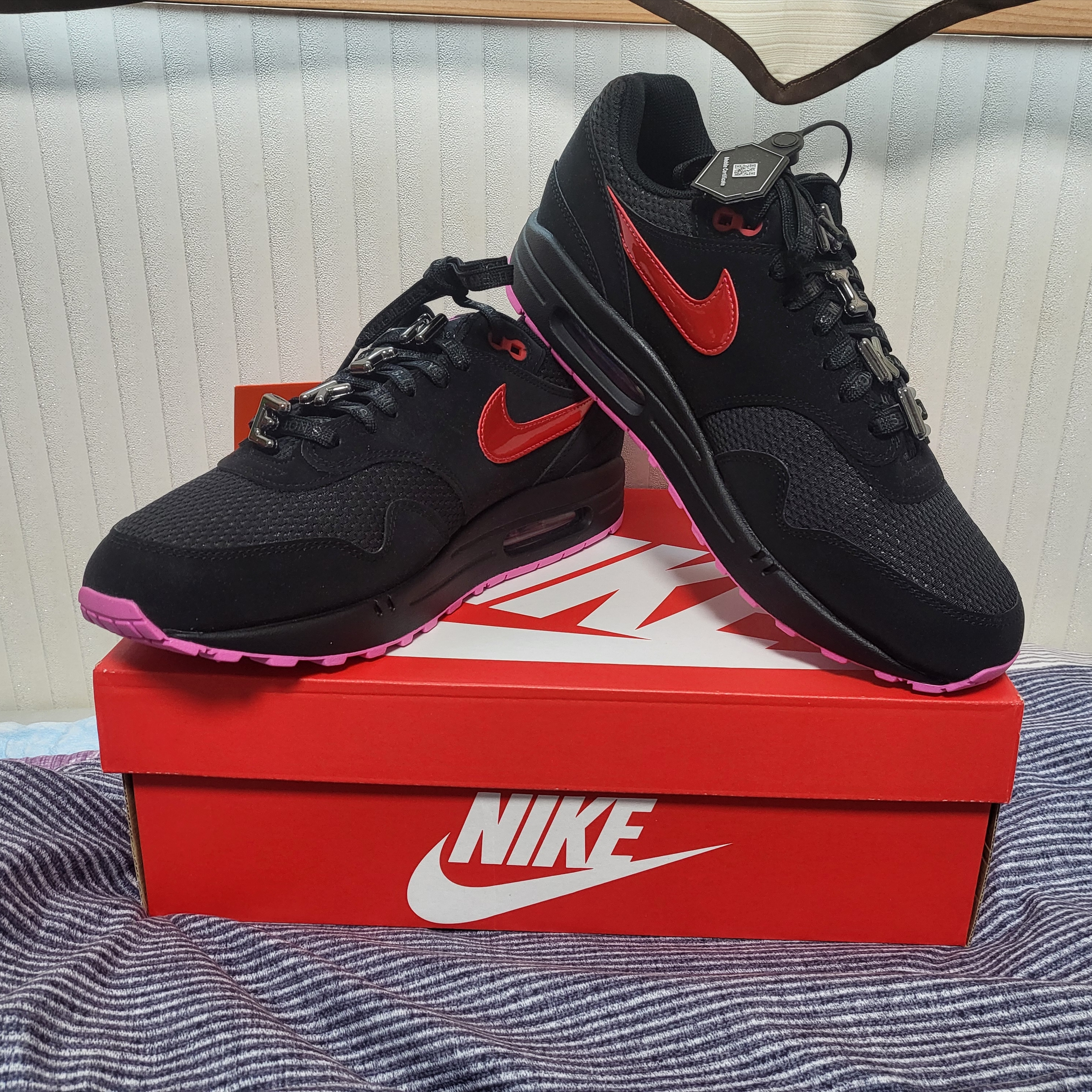 Nike Air Max 1 Premium Black and Playful Pink 착용 스타일