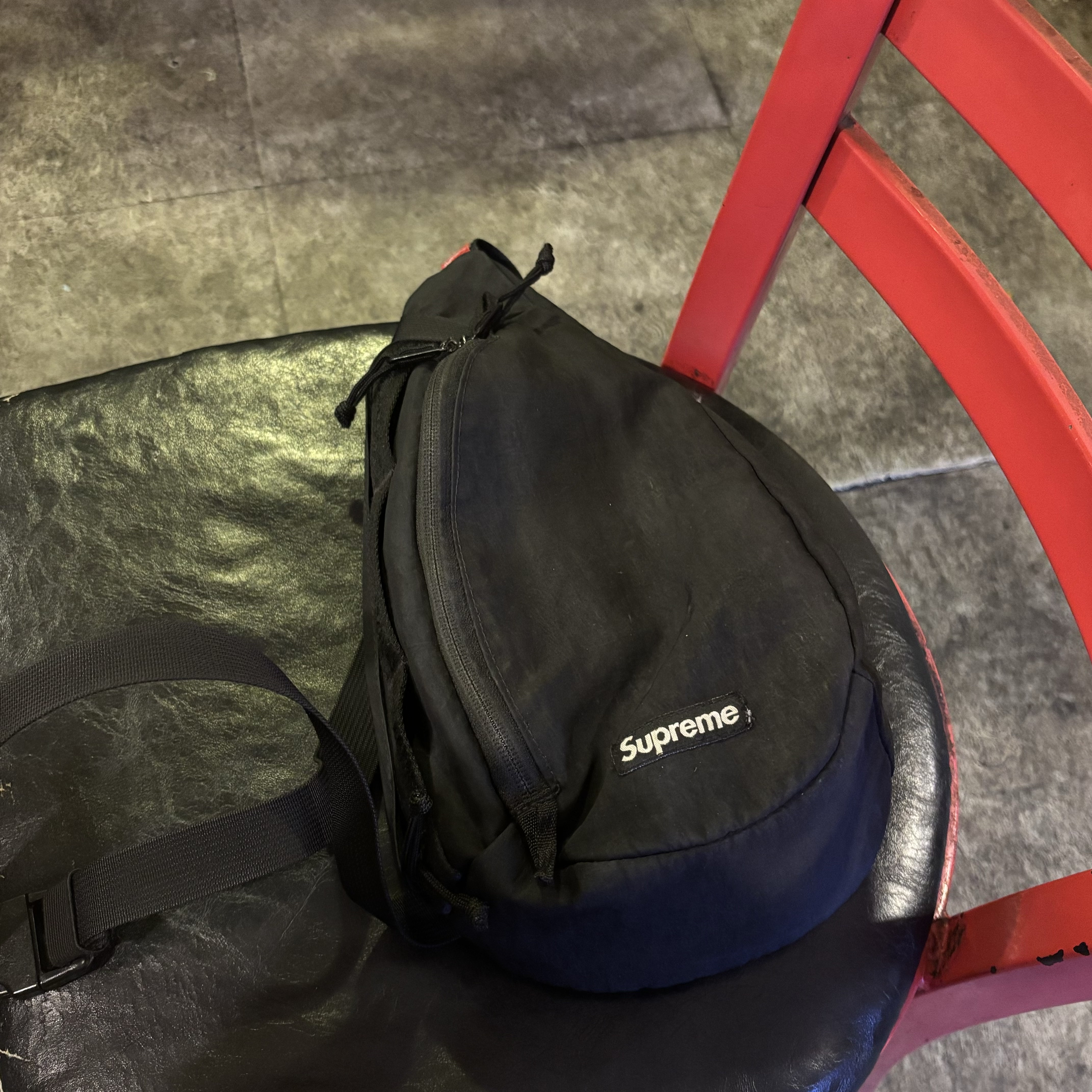 Supreme Sling Bag Black - 20FW 착용 스타일
