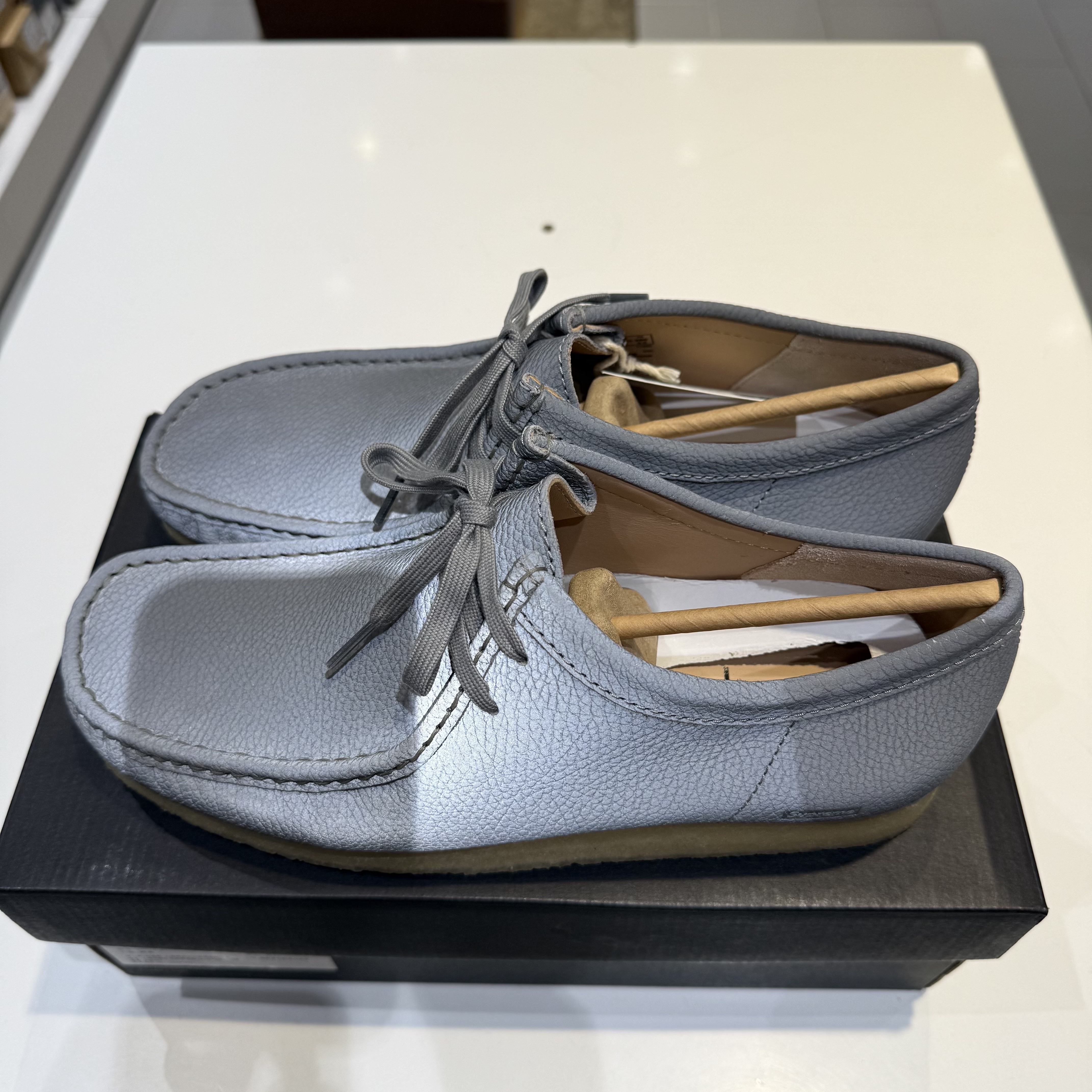 Clarks x Supreme Reflective Wallabee Silver - 25SS 착용 스타일 - 2