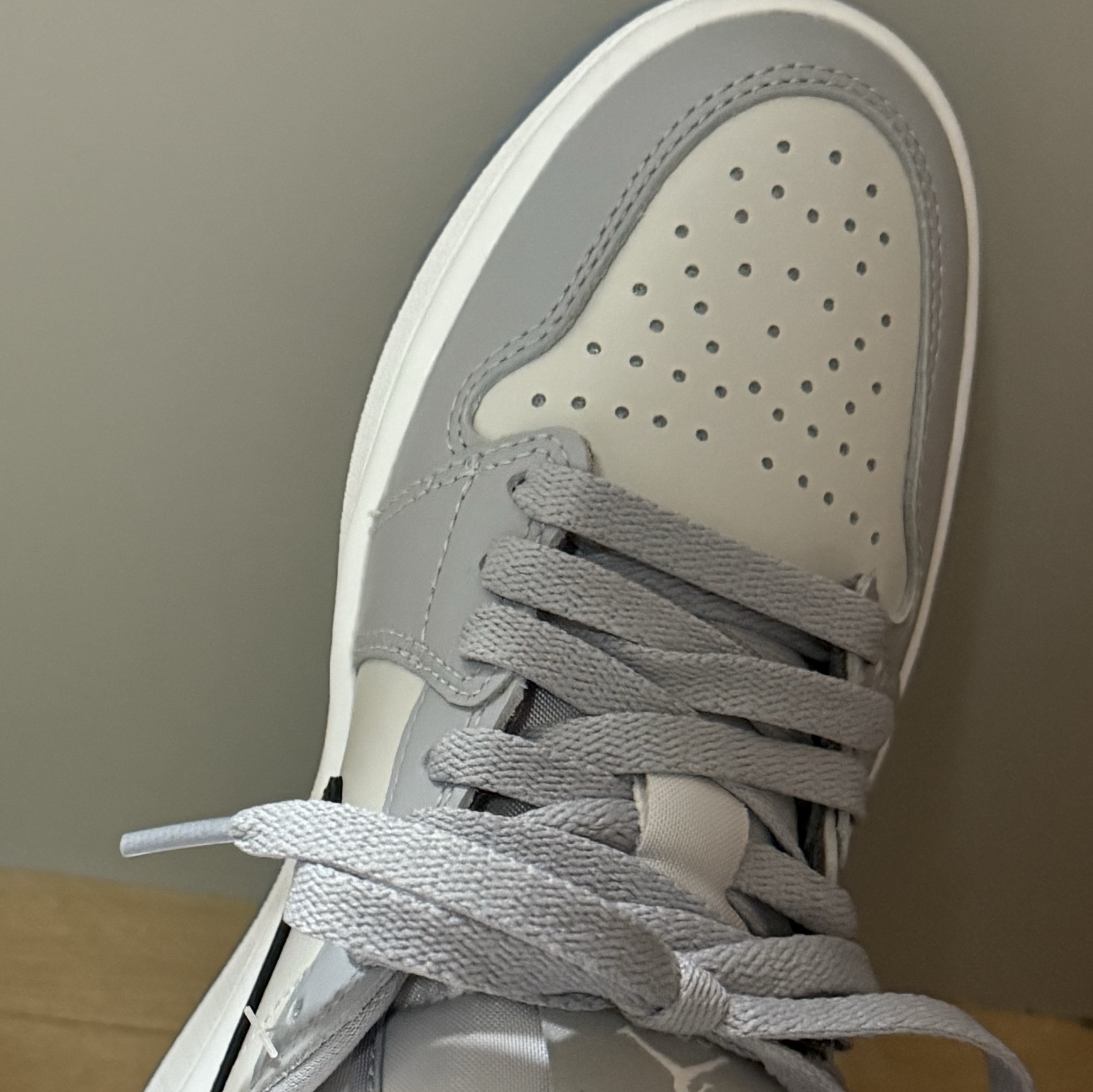 Jordan 1 Low Golf Wolf Grey 착용 스타일 - 3