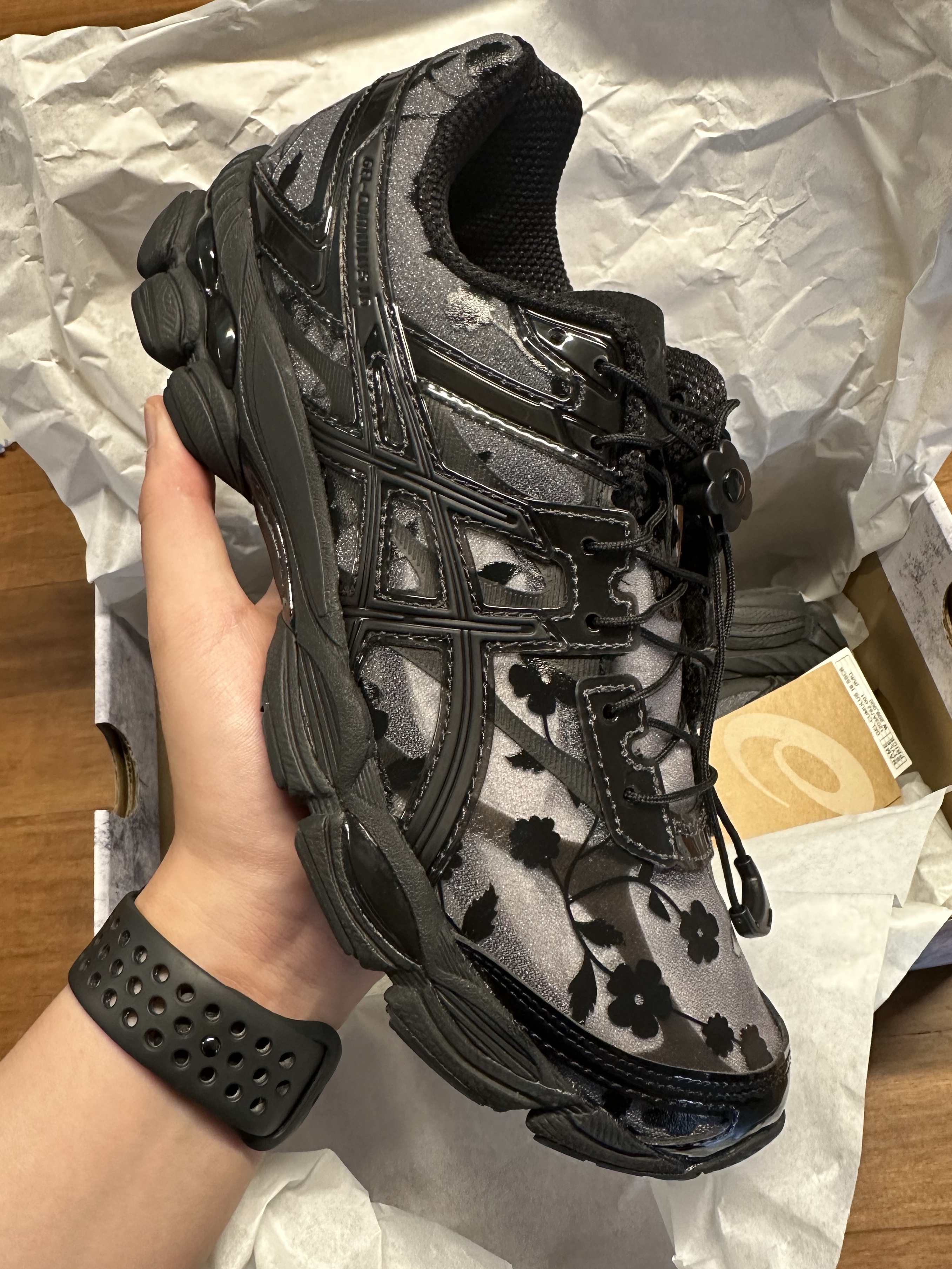 Asics x Cecilie Bahnsen Gel-Cumulus 16 Black 착용 스타일 - 1
